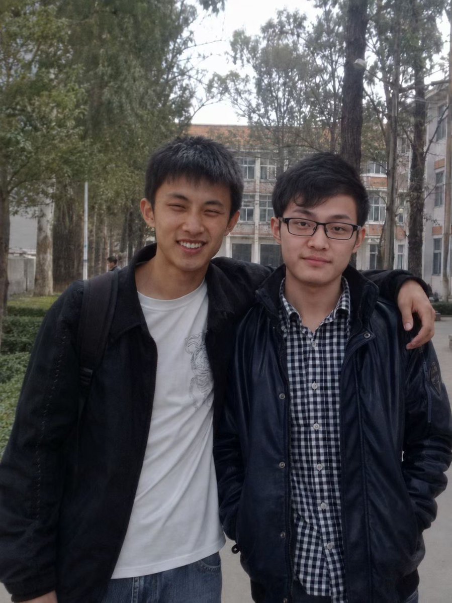 liewyujing's tweet photo. 我和孙宇晨，严格说并不是一个圈子的人。

但年轻的时候，我们其实有过几次很奇怪的“同轨”。

都拿过新概念作文大赛的奖。

都做过九州出版社的签约作者。

甚至还在差不多同一时期出了书。

后来人生彻底分叉。

他去了区块链，做交易所、公链、稳定币、流动性，最后成了币圈最有争议、也最会制造话题的人之一。

我去了另一条完全不同的路，做公共事务、写作、教育，也折腾过不少项目。

很多年后再看，会觉得挺有意思。

同样是靠文字出发的人，一个最后天天研究流动性，一个天天研究流量。

有时候我甚至会想，如果当年有人告诉我：

“你这个同门以后会去搞币，而且会搞得这么大。”

我大概只会觉得他在胡说八道。

人生真的挺荒诞。

当年我们一人一张证书，一人一本书。

现在他有很多 TRX。

我没有。

所以孙总，流量这么多，借我一点。