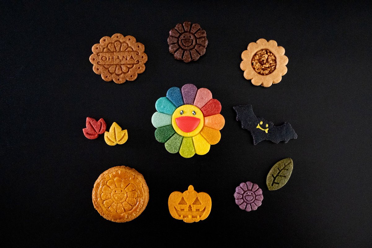 MFTMKKUS's tweet photo. 「お花のハロウィンクッキー缶」
本日20時より、Tonari no Kaikado Webショップにて予約販売開始です！

カラフルなレインボーフラワーを中心に、オレンジ・パープル・ブラックの焼き菓子が並ぶ、ハロウィン仕様の一缶。

かぼちゃ、さつまいも、紫いも、ごまなど、この季節にぴったりな素材を使い、ガレットブルトンヌには初となるかぼちゃ味も登場しました。

ご自宅でのおやつにはもちろん、ハロウィンパーティーの差し入れや季節の贈り物にもぜひ。

今年のハロウィンを、ぜひ開花堂のお菓子と一緒にお過ごしください！

＿＿＿＿＿＿＿

Pre-orders for the “Flower Halloween Cookie Tin” open today at 8:00 PM on the Tonari no Kaikado Online Shop!

At the center is a colorful Rainbow Flower, surrounded by an assortment of orange, purple, and black baked treats for a festive Halloween look.

Made with seasonal ingredients including pumpkin, sweet potato, purple sweet potato, and sesame, the tin also features our Galette Bretonne in pumpkin flavor for the very first time.

Perfect for enjoying at home, bringing along to a Halloween party, or giving as a seasonal gift.

We hope you’ll celebrate Halloween this year with some sweet treats from Kaikado!

@takashipom @tonarinokaikado 
#となりの開花堂 #クッキー缶 #ハロウィン #村上隆 #カイカイキキ