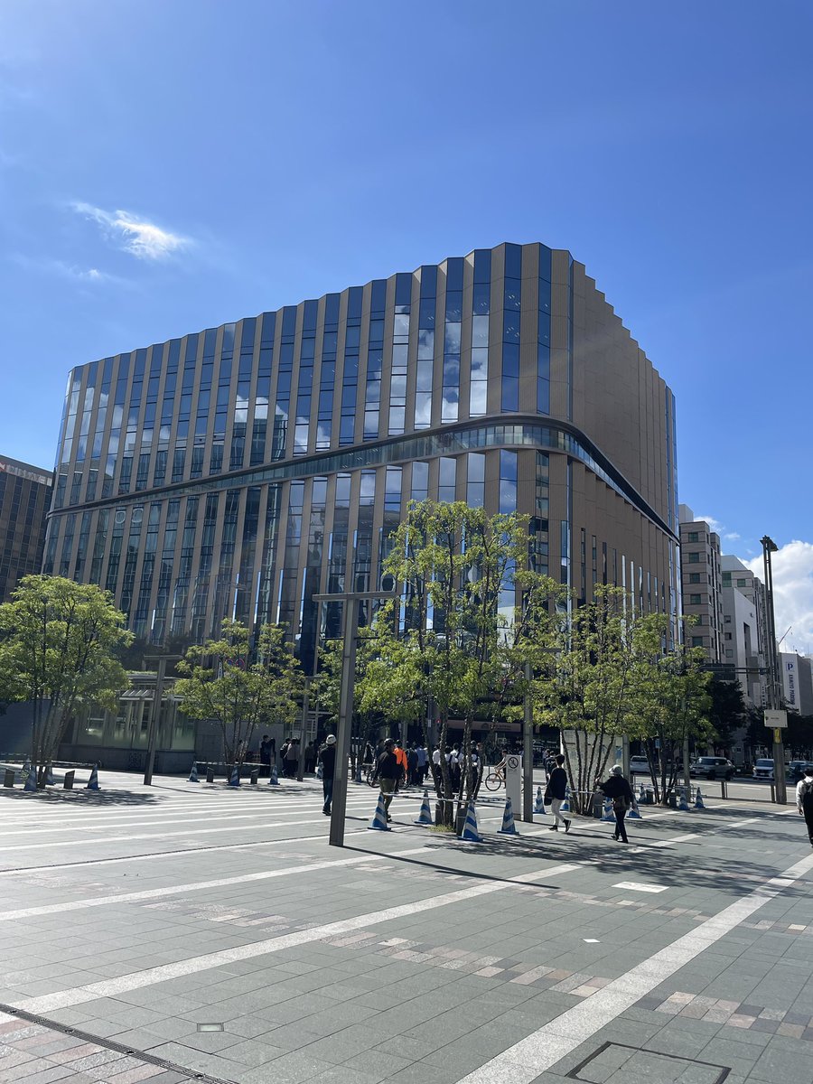 K29092178's tweet photo. 新しくできた博多駅前の西日本シティ銀行本店ビル...缶の蓋が閉まりきれてない感があって面白い https://t.co/dWvgOWhxrQ