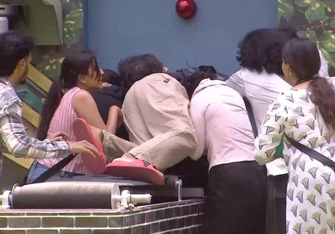 RenewedFrmToxic's tweet photo. Fair player Jason🤡

yenda conveyer kula thalaiya vidrathu thatkurithanam nu kudava da teriyadhu???

#BiggbossTamil10 #Jason https://t.co/dIDBI6amos