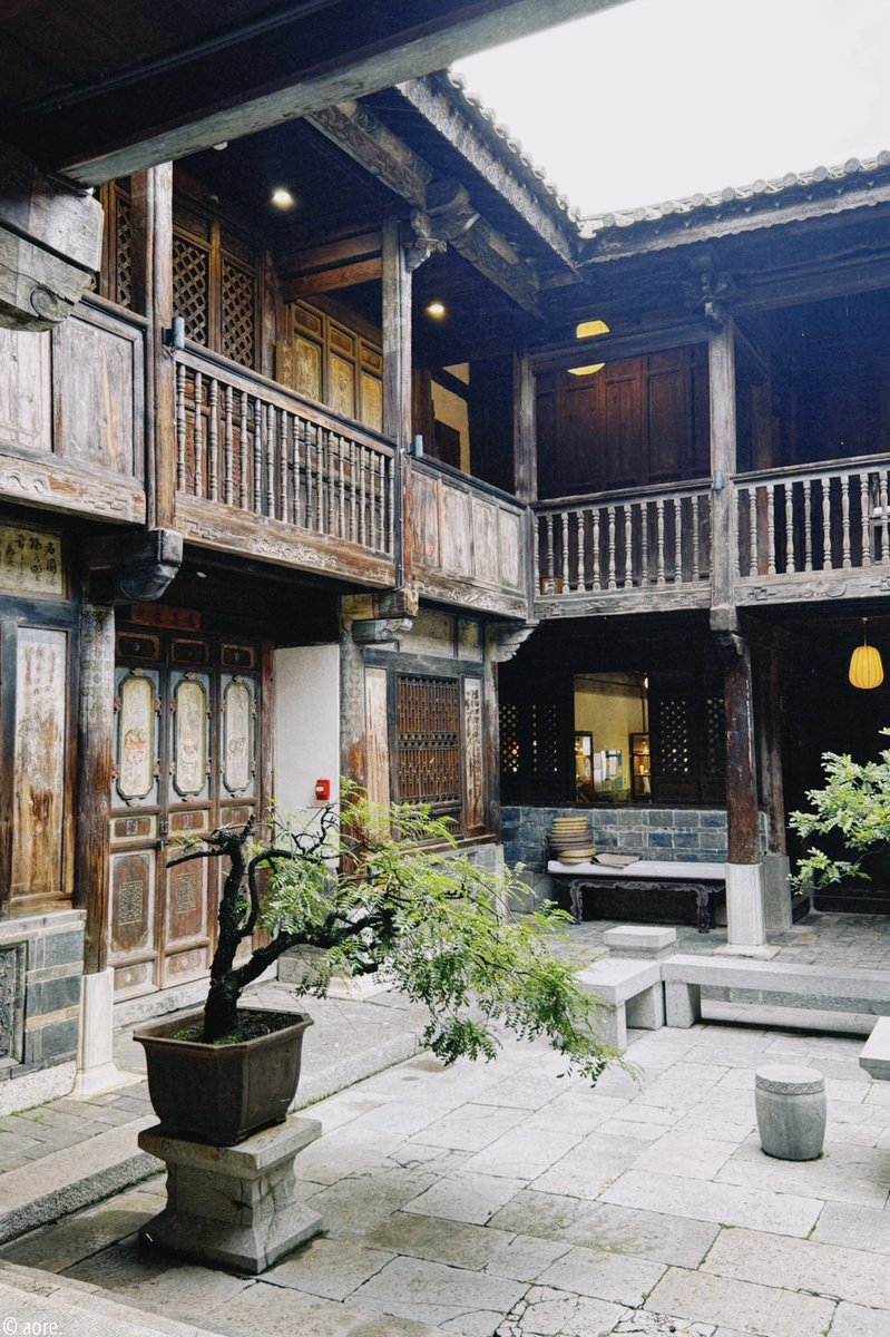 aoreamsterdam's tweet photo. 建水で宿泊したところがとても素晴らしかったのです。
建水古城エリアの「竹葉軒」というホテル。ホテルというにはあまりにも風情がある建物で、築114年の伝統的な保存建築でした。
「四合院」という中庭を抱えた建築様式で、外から中が見えないように作られている形式です。

年月の経過による木材の深みや彫りの佇まい、どこの角度も見事で、この中に身を置くことができるなんて信じられない体験でした。
触れる文化財では…？
宿の方々のホスピタリティも恐縮してしまうほどで、ここに泊まるためにまた行きたい。

建水古城という旧市街エリアにあり、駅からは少し離れています。この辺りの宿は送迎付きプランがあるところも多く、こちらもそのひとつ。
古城エリアは深夜以外車両が入れないのですが、入口まで宿の方が迎えに来てくれて、迷わずに辿り着くことができました。
