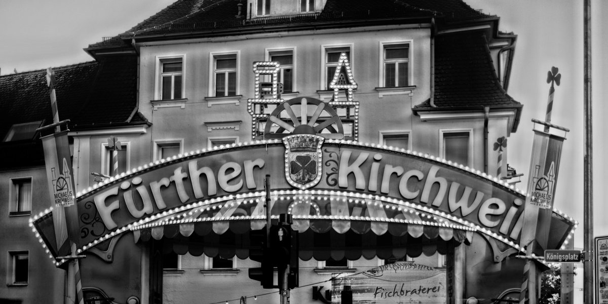 JoeKabnet's tweet photo. Heute gibt es die Kirchweih, in Schwarzweiß.

Oh völlig vergessen, alle Bilder gestern und heute sind mit der Z6 aufgenommen worden. https://t.co/I8UdAy0Gxn