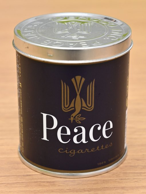 sadmachine730's tweet photo. 缶ピース
開封したては…しっとりと湿気を帯び、バージニア葉の芳香薫る至高の逸品。世界に誇る紙巻の傑作。
"葉っぱが口に入る""キツい"…etc.ってヒトは、そもそも両切煙草の喫い方が間違ってる(負圧流量共に大杉)のだけど…残念なことに"吸引"が標準となった今…失われた文化のひとつカモ? https://t.co/IcucCz8URR