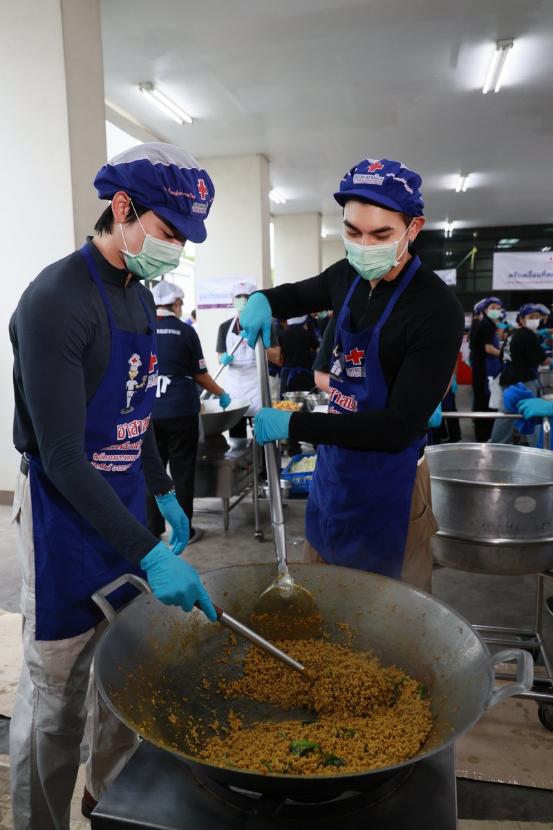 Clicknews_tv's tweet photo. ส่งต่อความห่วงใย “มิว ศุภศิษฏ์ - ซันนี่ วรรณรัตน์” ลงมือทำอาหาร เติมกำลังใจผู้ประสบภัยน้ำท่วม

#ครัวเคลื่อนที่กับมิวซันนี่ 
#MewSuppasit #sunnywnrt
#หน่วยครัวเคลื่อนที่สภากาชาดไทย 

ท่ามกลางสถานการณ์น้ำท่วมที่ส่งผลกระทบต่อประชาชนในหลายพื้นที่ศิลปินหนุ่ม “มิว ศุภศิษฏ์ จงชีวีวัฒน์” และ “ซันนี่ วรรณรัตน์ วัฒดาลิมมา” ได้เดินทางไปยัง “หน่วยครัวเคลื่อนที่สภากาชาดไทย” ณ สำนักงานบรรเทาทุกข์และประชานามัยพิทักษ์ สภากาชาดไทย เพื่อร่วมเป็นอีกหนึ่งแรงในการประกอบอาหาร สำหรับนำไปส่งมอบและบรรเทาความเดือดร้อน ให้กับประชาชนที่ได้รับผลกระทบจากสถานการณ์น้ำท่วม

ทั้งสองหนุ่มได้ลงมือช่วยกันประกอบอาหาร รวมถึงจัดเตรียมอาหารสำหรับส่งต่อไปยังพื้นที่ประสบภัย โดยบรรยากาศเป็นไปอย่างเรียบง่าย แต่เต็มไปด้วยความตั้งใจ เพราะในช่วงเวลาที่หลายครอบครัวยังต้องเผชิญกับความยากลำบาก อาหารหนึ่งมื้ออาจเป็นเพียงความช่วยเหลือเล็ก ๆ แต่ก็สามารถช่วยแบ่งเบาภาระในแต่ละวัน และเป็นอีกหนึ่งกำลังใจให้ทุกคนผ่านช่วงเวลานี้ไปด้วยกัน

โดย “มิว ศุภศิษฏ์” และ “ซันนี่ วรรณรัตน์” ได้เผยถึงการมาร่วมเป็นจิตอาสาในครั้งนี้ว่า “วันนี้พวกเราตั้งใจมาช่วยในส่วนที่พอจะช่วยได้ครับ การได้มาลงมือทำอาหารด้วยตัวเองร่วมกับพี่ ๆ อาสาสมัครอีกหลายสิบท่าน ยิ่งทำให้รู้สึกว่าในช่วงเวลาแบบนี้ ทุกแรงช่วยเหลือมีความหมายจริง ๆ อย่างน้อยอาหารที่พวกเราช่วยกันทำในวันนี้ ก็จะได้ส่งไปถึงทุกคนที่กำลังได้รับผลกระทบ พวกเราขอเป็นอีกหนึ่งกำลังใจให้กับผู้ประสบภัย รวมถึงเจ้าหน้าที่และอาสาสมัครทุกท่าน หวังว่าสถานการณ์จะดีขึ้นในเร็ว ๆ นี้ครับ”

การมาร่วมเป็นจิตอาสาให้กับ “หน่วยครัวเคลื่อนที่สภากาชาดไทย” ในครั้งนี้ จึงไม่ได้มีเพียงอาหารที่ถูกส่งต่อไปยังพื้นที่ประสบภัย แต่ยังสะท้อนให้เห็นถึงการช่วยเหลือกันคนละไม้คนละมือในช่วงเวลาที่ยากลำบาก เพราะทุกความช่วยเหลือล้วนมีความหมาย และเป็นส่วนหนึ่งที่ช่วยให้ทุกคนก้าวผ่านสถานการณ์นี้ไปด้วยกัน หวังว่าสถานการณ์จะคลี่คลาย และประชาชนในพื้นที่จะสามารถกลับมาใช้ชีวิตได้ตามปกติในเร็ววัน

รับชมภาพเพิ่มเติม >> https://t.co/CCLrVvZArh