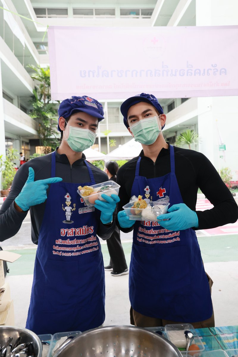 Clicknews_tv's tweet photo. ส่งต่อความห่วงใย “มิว ศุภศิษฏ์ - ซันนี่ วรรณรัตน์” ลงมือทำอาหาร เติมกำลังใจผู้ประสบภัยน้ำท่วม

#ครัวเคลื่อนที่กับมิวซันนี่ 
#MewSuppasit #sunnywnrt
#หน่วยครัวเคลื่อนที่สภากาชาดไทย 

ท่ามกลางสถานการณ์น้ำท่วมที่ส่งผลกระทบต่อประชาชนในหลายพื้นที่ศิลปินหนุ่ม “มิว ศุภศิษฏ์ จงชีวีวัฒน์” และ “ซันนี่ วรรณรัตน์ วัฒดาลิมมา” ได้เดินทางไปยัง “หน่วยครัวเคลื่อนที่สภากาชาดไทย” ณ สำนักงานบรรเทาทุกข์และประชานามัยพิทักษ์ สภากาชาดไทย เพื่อร่วมเป็นอีกหนึ่งแรงในการประกอบอาหาร สำหรับนำไปส่งมอบและบรรเทาความเดือดร้อน ให้กับประชาชนที่ได้รับผลกระทบจากสถานการณ์น้ำท่วม

ทั้งสองหนุ่มได้ลงมือช่วยกันประกอบอาหาร รวมถึงจัดเตรียมอาหารสำหรับส่งต่อไปยังพื้นที่ประสบภัย โดยบรรยากาศเป็นไปอย่างเรียบง่าย แต่เต็มไปด้วยความตั้งใจ เพราะในช่วงเวลาที่หลายครอบครัวยังต้องเผชิญกับความยากลำบาก อาหารหนึ่งมื้ออาจเป็นเพียงความช่วยเหลือเล็ก ๆ แต่ก็สามารถช่วยแบ่งเบาภาระในแต่ละวัน และเป็นอีกหนึ่งกำลังใจให้ทุกคนผ่านช่วงเวลานี้ไปด้วยกัน

โดย “มิว ศุภศิษฏ์” และ “ซันนี่ วรรณรัตน์” ได้เผยถึงการมาร่วมเป็นจิตอาสาในครั้งนี้ว่า “วันนี้พวกเราตั้งใจมาช่วยในส่วนที่พอจะช่วยได้ครับ การได้มาลงมือทำอาหารด้วยตัวเองร่วมกับพี่ ๆ อาสาสมัครอีกหลายสิบท่าน ยิ่งทำให้รู้สึกว่าในช่วงเวลาแบบนี้ ทุกแรงช่วยเหลือมีความหมายจริง ๆ อย่างน้อยอาหารที่พวกเราช่วยกันทำในวันนี้ ก็จะได้ส่งไปถึงทุกคนที่กำลังได้รับผลกระทบ พวกเราขอเป็นอีกหนึ่งกำลังใจให้กับผู้ประสบภัย รวมถึงเจ้าหน้าที่และอาสาสมัครทุกท่าน หวังว่าสถานการณ์จะดีขึ้นในเร็ว ๆ นี้ครับ”

การมาร่วมเป็นจิตอาสาให้กับ “หน่วยครัวเคลื่อนที่สภากาชาดไทย” ในครั้งนี้ จึงไม่ได้มีเพียงอาหารที่ถูกส่งต่อไปยังพื้นที่ประสบภัย แต่ยังสะท้อนให้เห็นถึงการช่วยเหลือกันคนละไม้คนละมือในช่วงเวลาที่ยากลำบาก เพราะทุกความช่วยเหลือล้วนมีความหมาย และเป็นส่วนหนึ่งที่ช่วยให้ทุกคนก้าวผ่านสถานการณ์นี้ไปด้วยกัน หวังว่าสถานการณ์จะคลี่คลาย และประชาชนในพื้นที่จะสามารถกลับมาใช้ชีวิตได้ตามปกติในเร็ววัน

รับชมภาพเพิ่มเติม >> https://t.co/CCLrVvZArh