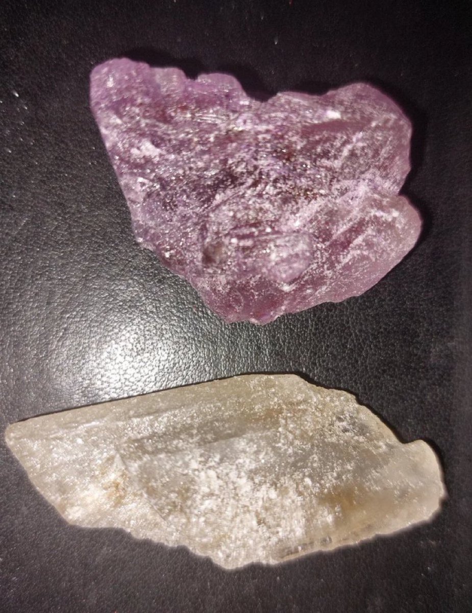 AlyepMartin's tweet photo. Purple and brown Mdma which is preferable? #MDMA #Drugtwt #molly https://t.co/JsiE3nAWuE