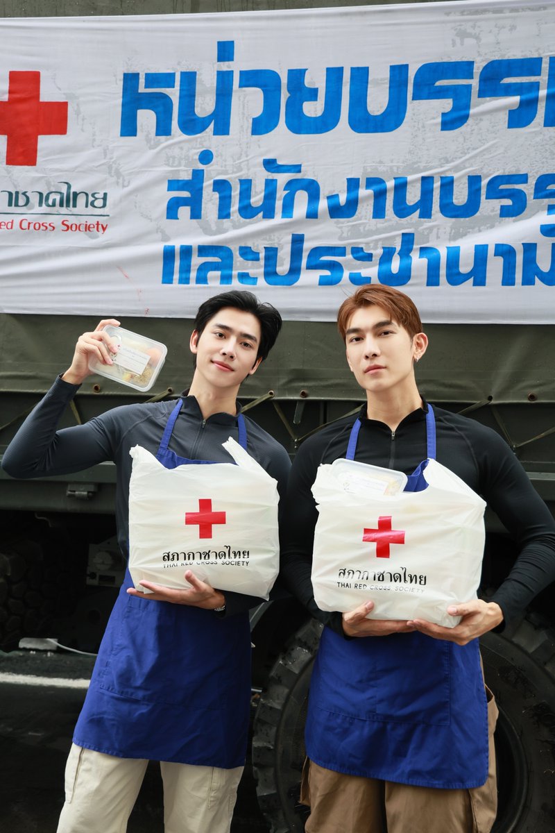 Clicknews_tv's tweet photo. ส่งต่อความห่วงใย “มิว ศุภศิษฏ์ - ซันนี่ วรรณรัตน์” ลงมือทำอาหาร เติมกำลังใจผู้ประสบภัยน้ำท่วม

#ครัวเคลื่อนที่กับมิวซันนี่ 
#MewSuppasit #sunnywnrt
#หน่วยครัวเคลื่อนที่สภากาชาดไทย 

ท่ามกลางสถานการณ์น้ำท่วมที่ส่งผลกระทบต่อประชาชนในหลายพื้นที่ศิลปินหนุ่ม “มิว ศุภศิษฏ์ จงชีวีวัฒน์” และ “ซันนี่ วรรณรัตน์ วัฒดาลิมมา” ได้เดินทางไปยัง “หน่วยครัวเคลื่อนที่สภากาชาดไทย” ณ สำนักงานบรรเทาทุกข์และประชานามัยพิทักษ์ สภากาชาดไทย เพื่อร่วมเป็นอีกหนึ่งแรงในการประกอบอาหาร สำหรับนำไปส่งมอบและบรรเทาความเดือดร้อน ให้กับประชาชนที่ได้รับผลกระทบจากสถานการณ์น้ำท่วม

ทั้งสองหนุ่มได้ลงมือช่วยกันประกอบอาหาร รวมถึงจัดเตรียมอาหารสำหรับส่งต่อไปยังพื้นที่ประสบภัย โดยบรรยากาศเป็นไปอย่างเรียบง่าย แต่เต็มไปด้วยความตั้งใจ เพราะในช่วงเวลาที่หลายครอบครัวยังต้องเผชิญกับความยากลำบาก อาหารหนึ่งมื้ออาจเป็นเพียงความช่วยเหลือเล็ก ๆ แต่ก็สามารถช่วยแบ่งเบาภาระในแต่ละวัน และเป็นอีกหนึ่งกำลังใจให้ทุกคนผ่านช่วงเวลานี้ไปด้วยกัน

โดย “มิว ศุภศิษฏ์” และ “ซันนี่ วรรณรัตน์” ได้เผยถึงการมาร่วมเป็นจิตอาสาในครั้งนี้ว่า “วันนี้พวกเราตั้งใจมาช่วยในส่วนที่พอจะช่วยได้ครับ การได้มาลงมือทำอาหารด้วยตัวเองร่วมกับพี่ ๆ อาสาสมัครอีกหลายสิบท่าน ยิ่งทำให้รู้สึกว่าในช่วงเวลาแบบนี้ ทุกแรงช่วยเหลือมีความหมายจริง ๆ อย่างน้อยอาหารที่พวกเราช่วยกันทำในวันนี้ ก็จะได้ส่งไปถึงทุกคนที่กำลังได้รับผลกระทบ พวกเราขอเป็นอีกหนึ่งกำลังใจให้กับผู้ประสบภัย รวมถึงเจ้าหน้าที่และอาสาสมัครทุกท่าน หวังว่าสถานการณ์จะดีขึ้นในเร็ว ๆ นี้ครับ”

การมาร่วมเป็นจิตอาสาให้กับ “หน่วยครัวเคลื่อนที่สภากาชาดไทย” ในครั้งนี้ จึงไม่ได้มีเพียงอาหารที่ถูกส่งต่อไปยังพื้นที่ประสบภัย แต่ยังสะท้อนให้เห็นถึงการช่วยเหลือกันคนละไม้คนละมือในช่วงเวลาที่ยากลำบาก เพราะทุกความช่วยเหลือล้วนมีความหมาย และเป็นส่วนหนึ่งที่ช่วยให้ทุกคนก้าวผ่านสถานการณ์นี้ไปด้วยกัน หวังว่าสถานการณ์จะคลี่คลาย และประชาชนในพื้นที่จะสามารถกลับมาใช้ชีวิตได้ตามปกติในเร็ววัน

รับชมภาพเพิ่มเติม >> https://t.co/CCLrVvZArh