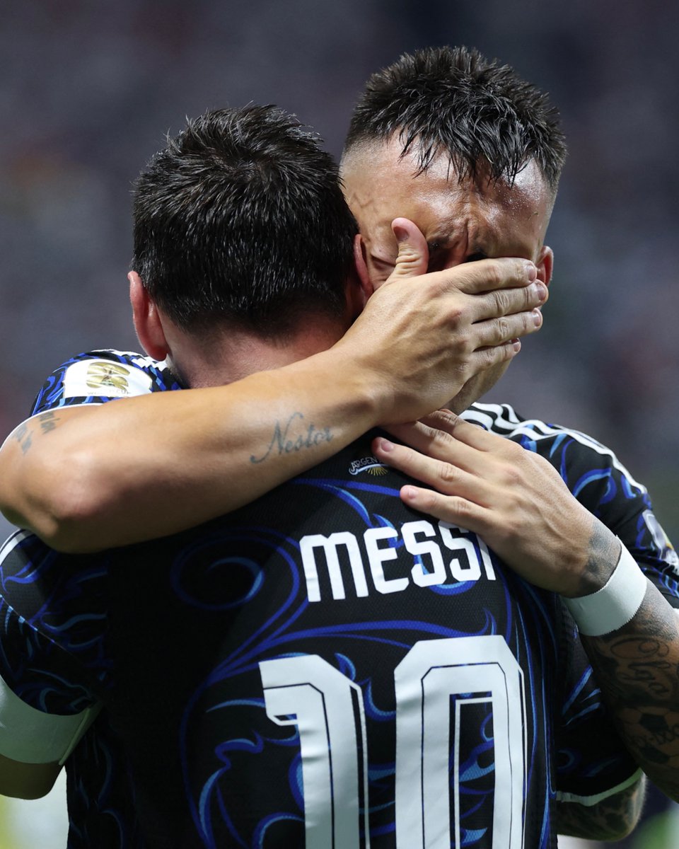 Inter's tweet photo. Cómplices en la cancha. 
Unidos por la historia 🇦🇷✨

@Argentina https://t.co/szzktRtHDa