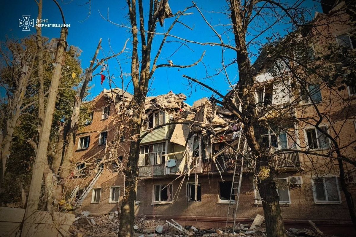 dedzaebal's tweet photo. Ужасающие кадры после ракетного удар россиян по обычной жилой пятиэтажке в Прилуках. Известно о шести погибших, среди них ребенок, десятки пострадавших, много детей. 
Целенаправленно уебали по обычному дому в спальном районе. 

Как я тебя ненавижу страна мразь https://t.co/dNuQ1nXrlx