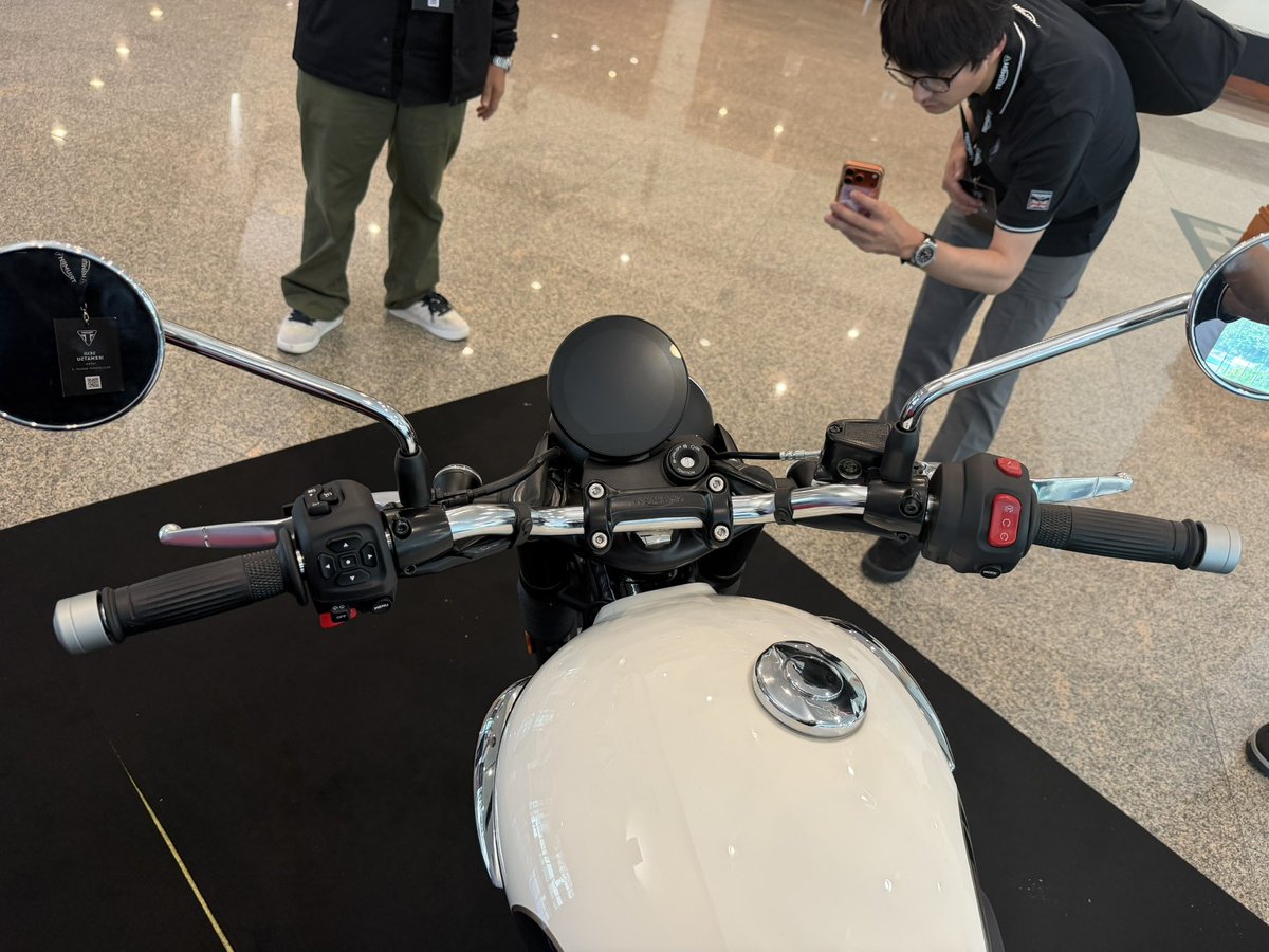 Triumph_Tokyo's tweet photo. さっそく新型T40にまたがってきました。質感の高さはちゃんとボンネビル☝️身長172の自分は足付き問題無し。シート加工の余地も有りますから小柄な方でも乗れますね😊日本へのデリバリーが待ち遠しいです。 https://t.co/3xaJsGlidI