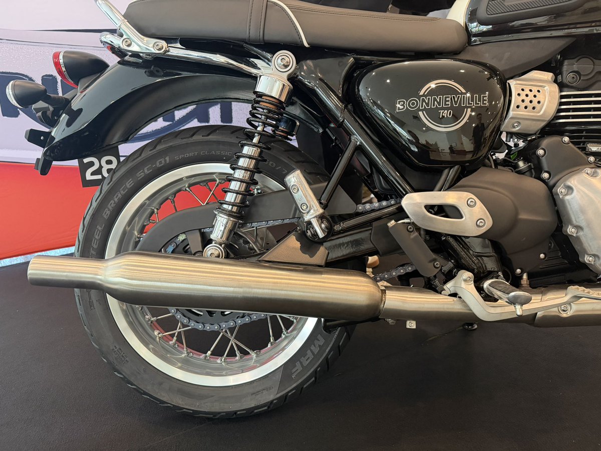Triumph_Tokyo's tweet photo. さっそく新型T40にまたがってきました。質感の高さはちゃんとボンネビル☝️身長172の自分は足付き問題無し。シート加工の余地も有りますから小柄な方でも乗れますね😊日本へのデリバリーが待ち遠しいです。 https://t.co/3xaJsGlidI
