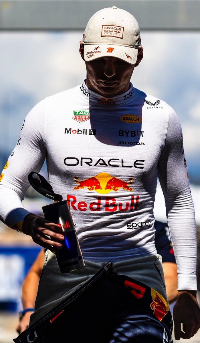 sukustappen's tweet photo. Max in the undershirt and hat, that’s it https://t.co/00AD2V0kvX