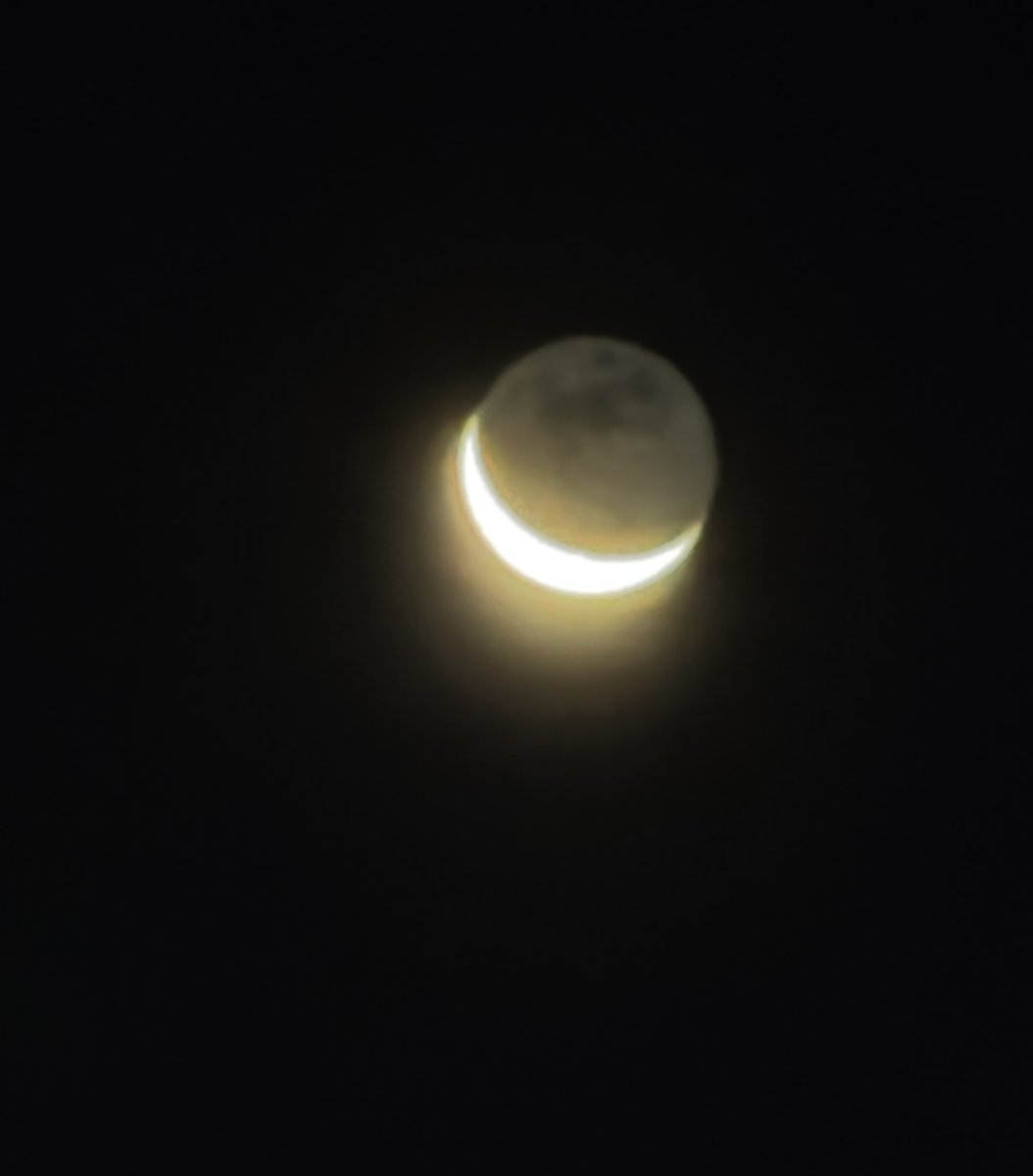 dervincidesign's tweet photo. What does it look like to you.. an eclipse, right?
6:30 AM. The sky was still dark. No sun in sight. Yet the Moon looked like this. 15–20 minutes later, the sky began to brighten from exactly where that glow was. Makes you wonder… #Moon #Eclipse https://t.co/z5MIl5wCvv
