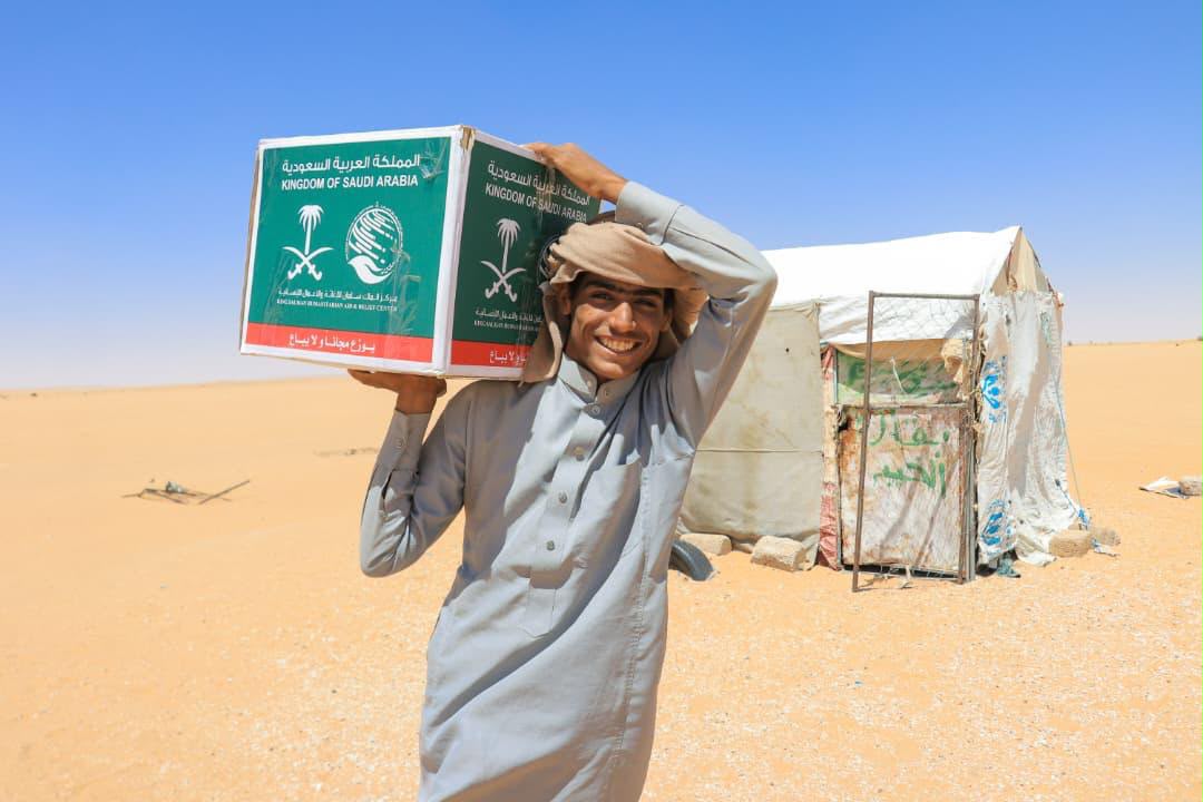 KSRelief_EN's tweet photo. #KSrelief distributes various forms of humanitarian assistance to displaced families in Al Abr District, Hadramout Governorate, #Yemen. https://t.co/7LZWy5muK3