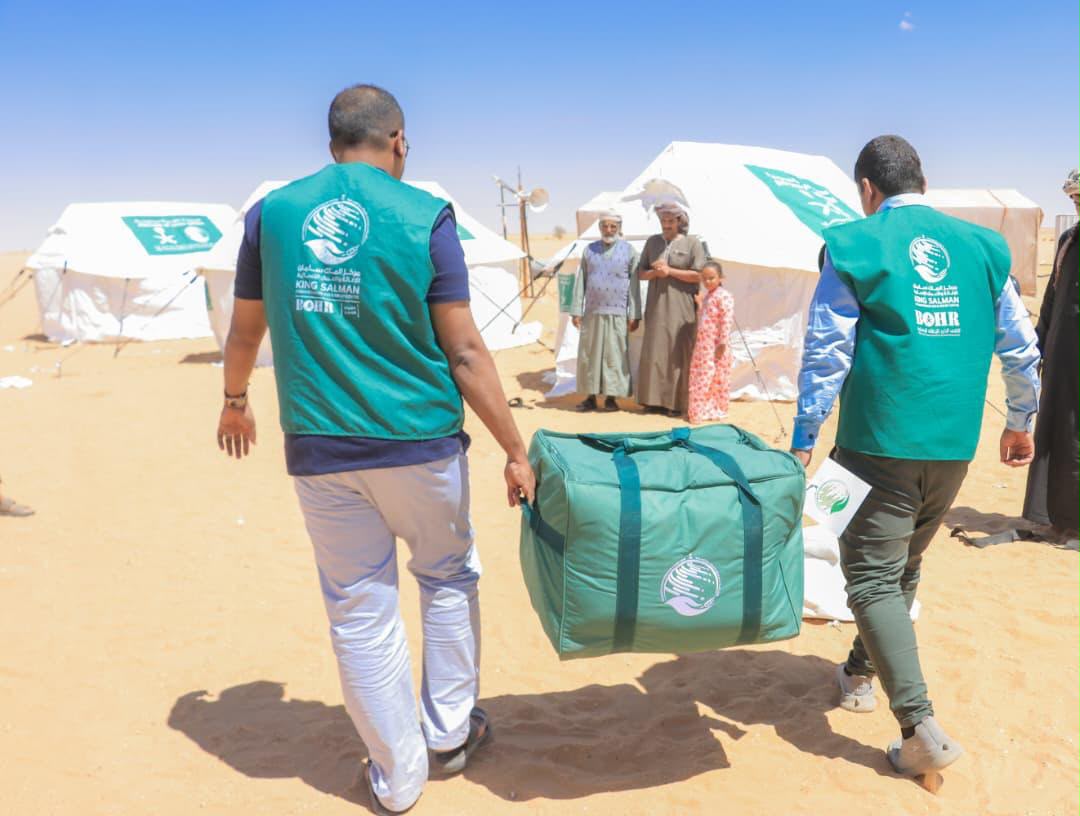KSRelief_EN's tweet photo. #KSrelief distributes various forms of humanitarian assistance to displaced families in Al Abr District, Hadramout Governorate, #Yemen. https://t.co/7LZWy5muK3