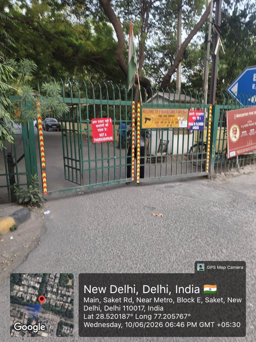 PahelFoundation's tweet photo. 🚨 सवाल यह है कि आखिर यह गेट हट क्यों नहीं रहा?

कई बार शिकायतें और जानकारी दिए जाने के बावजूद साकेत, ब्लॉक-ई के मुख्य प्रवेश द्वार पर लगा यह गेट आज भी जस का तस है।

अब यह सवाल उठना स्वाभाविक है कि क्या किसी प्रभावशाल��� व्यक्ति या रसूखदार वर्ग का दबाव होने के कारण संबंधित अधिकारी कार्रवाई करने से बच रहे हैं?

अगर यही मामला किसी गरीब या आम नागरिक की जमीन/मकान से जुड़ा होता, तो क्या इतनी लंबी अवधि तक गेट या अवरोध बना रहता? या फिर तत्काल कार्रवाई कर दी जाती?

कानून सबके लिए बराबर होना चाहिए।
अगर गेट अवैध है तो उसे हटाने में इतनी देरी क्यों? और अगर यह गेट वैध है, तो संबंधित विभाग सार्वजनिक रूप से इसका कानूनी आधार, ��्वीकृति और अनुमति स्पष्ट क्यों नहीं करता?

जनता यह जानना चाहती है कि आखिर किसके दबाव में कार्रवाई रुकी हुई है?

@DMSouthDelhi @MCD_Delhi @DCSOUTHZONE @DelhiPwd @CMODelhi @LtGovDelhi
@CVCIndia
@gupta_rekha @OfficialDMRC
@DCP_DelhiMetro

जनहित में निष्पक्ष जांच और स्पष्ट कार्रवाई की मांग।