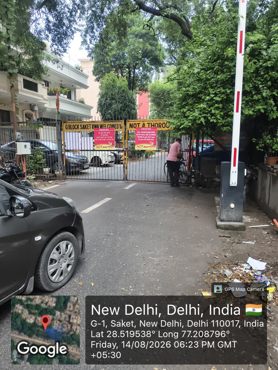 PahelFoundation's tweet photo. 🚨 सवाल यह है कि आखिर यह गेट हट क्यों नहीं रहा?

कई बार शिकायतें और जानकारी दिए जाने के बावजूद साकेत, ब्लॉक-ई के मुख्य प्रवेश द्वार पर लगा यह गेट आज भी जस का तस है।

अब यह सवाल उठना स्वाभाविक है कि क्या किसी प्रभावशाल��� व्यक्ति या रसूखदार वर्ग का दबाव होने के कारण संबंधित अधिकारी कार्रवाई करने से बच रहे हैं?

अगर यही मामला किसी गरीब या आम नागरिक की जमीन/मकान से जुड़ा होता, तो क्या इतनी लंबी अवधि तक गेट या अवरोध बना रहता? या फिर तत्काल कार्रवाई कर दी जाती?

कानून सबके लिए बराबर होना चाहिए।
अगर गेट अवैध है तो उसे हटाने में इतनी देरी क्यों? और अगर यह गेट वैध है, तो संबंधित विभाग सार्वजनिक रूप से इसका कानूनी आधार, ��्वीकृति और अनुमति स्पष्ट क्यों नहीं करता?

जनता यह जानना चाहती है कि आखिर किसके दबाव में कार्रवाई रुकी हुई है?

@DMSouthDelhi @MCD_Delhi @DCSOUTHZONE @DelhiPwd @CMODelhi @LtGovDelhi
@CVCIndia
@gupta_rekha @OfficialDMRC
@DCP_DelhiMetro

जनहित में निष्पक्ष जांच और स्पष्ट कार्रवाई की मांग।