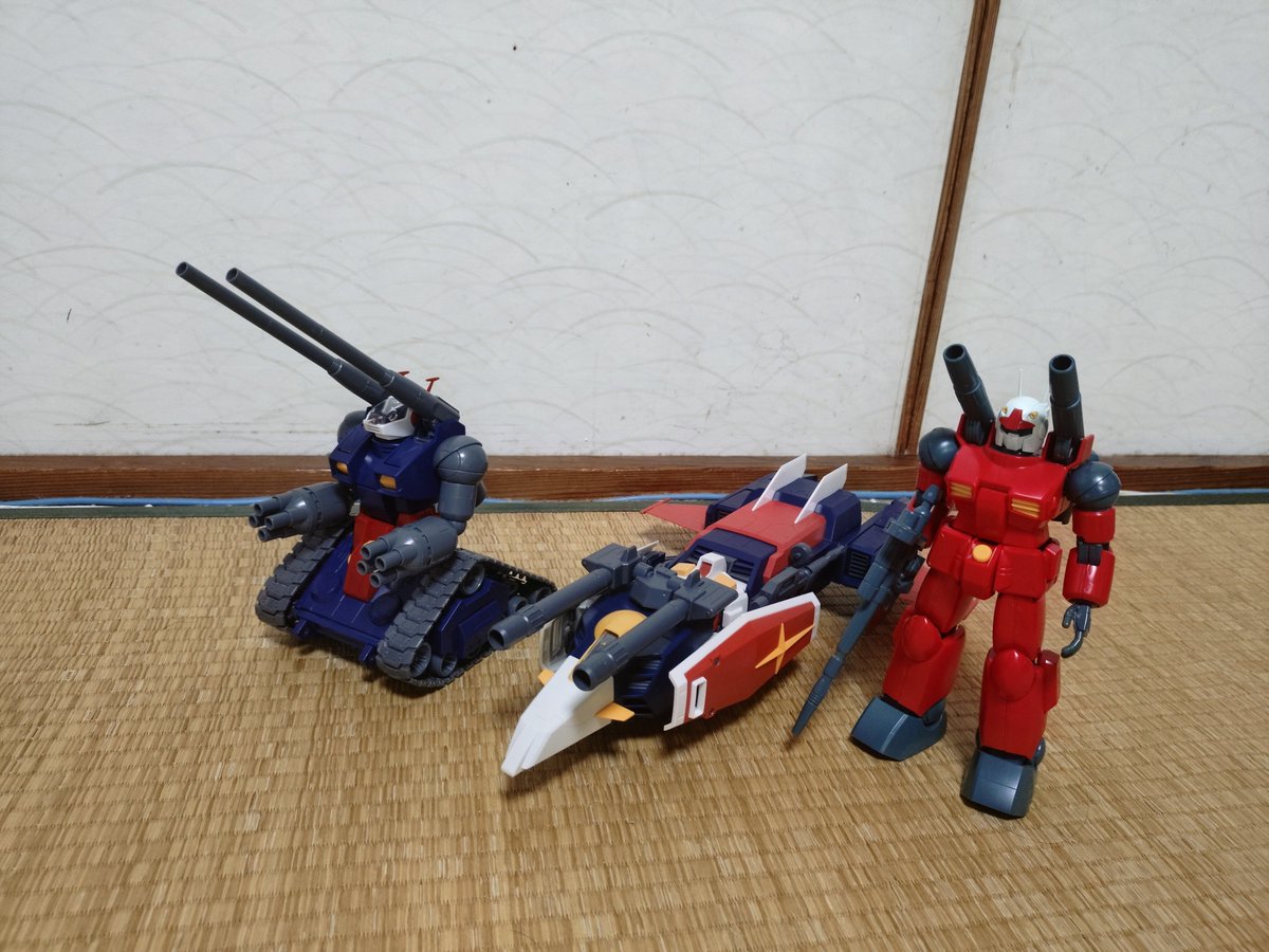 omigawa6's tweet photo. V作戦！！
ガンダムはGアーマーから外すのが面倒なのでそのまま！？(笑)
アニメ版にしたかったのでデカール、スミ入れは無し。
それにしてもMGはやっぱり大きい分細かくてしかもちょっと古めなのでゴツめの感じが良い。
こうやって揃えられて幸せです！！

＃ガンプラ
＃MG https://t.co/li8YkWGo4H