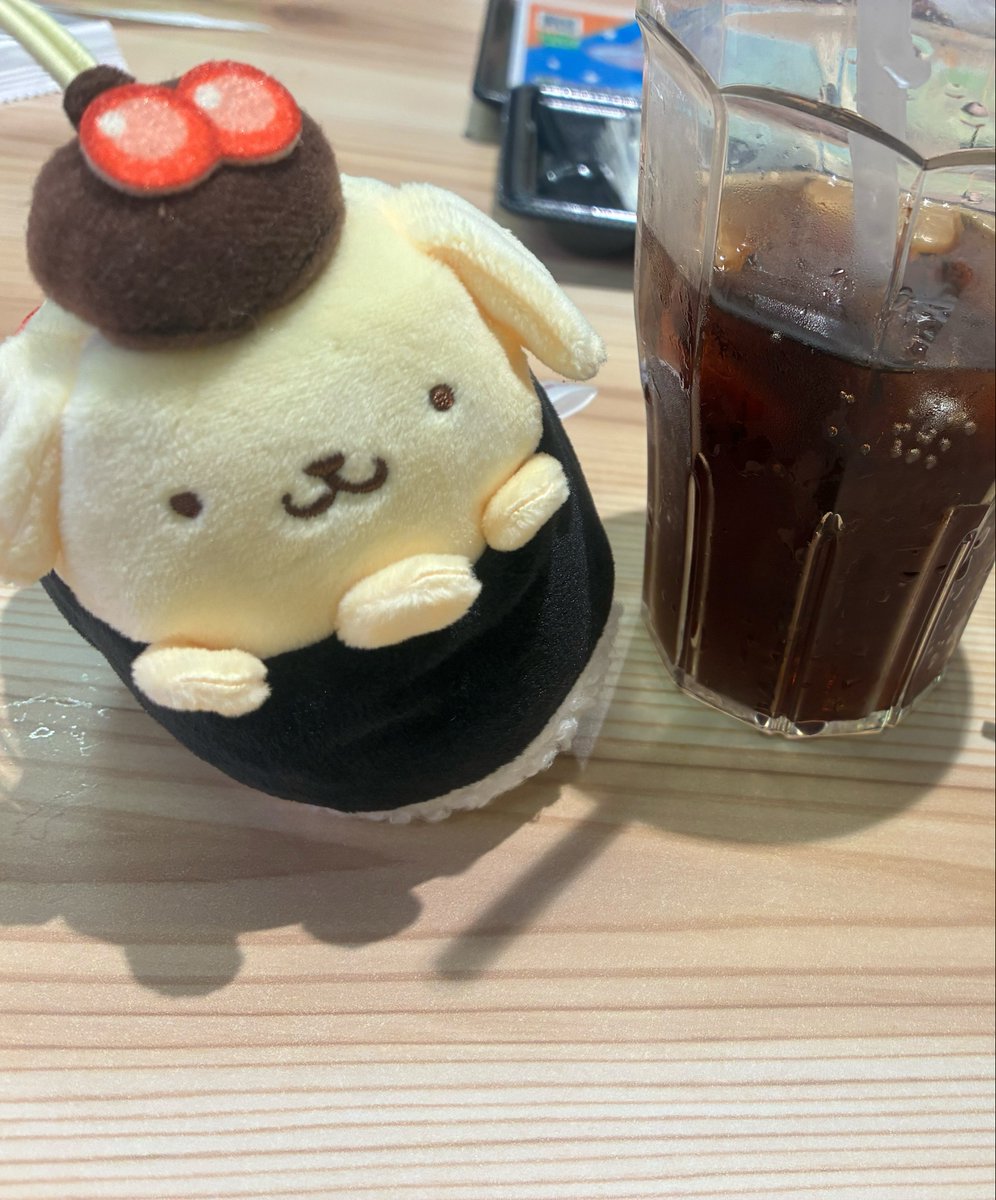 r_rintyariot's tweet photo. スシローコラボでいくらのプリン君が当たったと思ったらお手手が3つ付いててめっちゃ笑っちゃいました😂😂😂エラー品かな　#ポムポムプリン ＃スシロー https://t.co/vnCWrowwFe