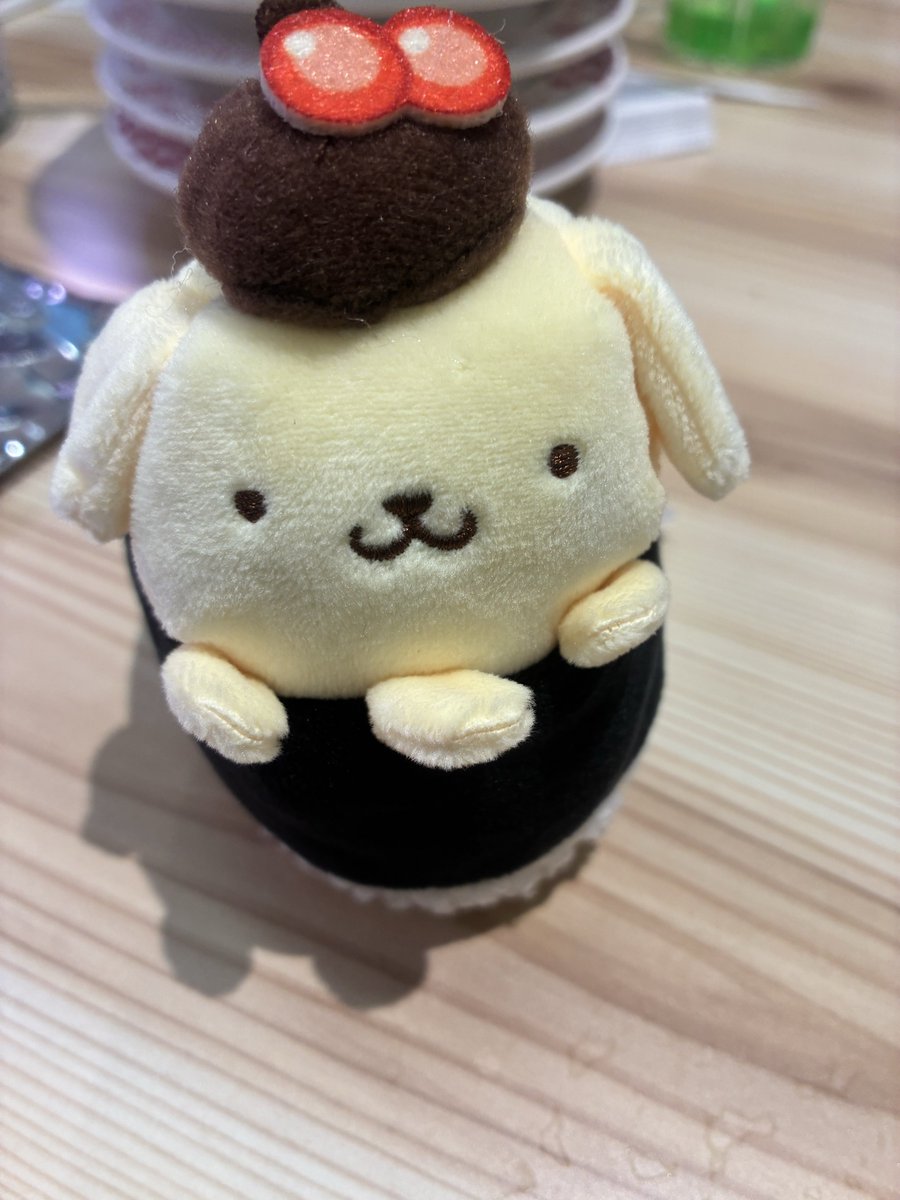 r_rintyariot's tweet photo. スシローコラボでいくらのプリン君が当たったと思ったらお手手が3つ付いててめっちゃ笑っちゃいました😂😂😂エラー品かな　#ポムポムプリン ＃スシロー https://t.co/vnCWrowwFe