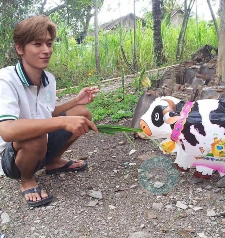 JeemineInLove's tweet photo. @JuyInLove Abang ini manusia sejuta kerjaan ya? Kemarin aku liat abang masih menggembala sapi. 😭 https://t.co/enIBHU4sFq