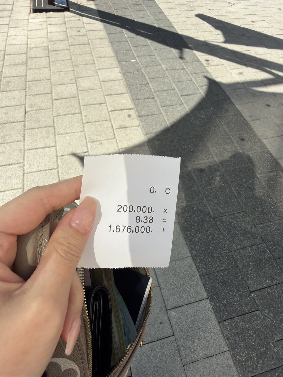 ゴミレートのせいで肌とヒアルいれにいっただけで30万した〜😭😭😭😭😭まじで助けて金ない https://t.co/am2lNYkGta
