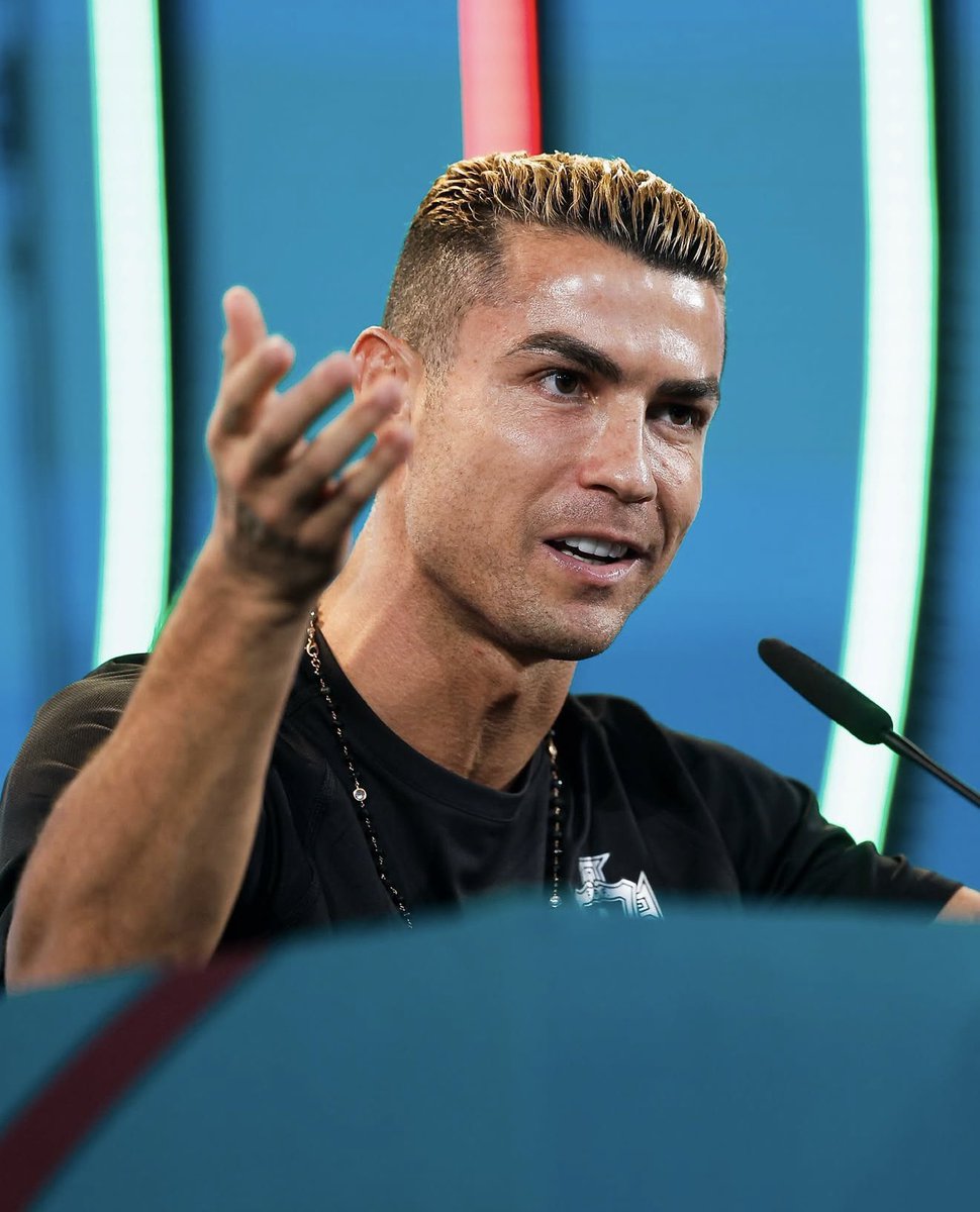 futebol_info's tweet photo. 🚨 A resposta de Jorge Jesus ao 'textão' de Cristiano Ronaldo:

"Li o comunicado, e agora, como faço todos os dias, vou à Federação para trabalhar, pensar na equipe e na Seleção."

🗞️ @ESPNBrasil 
📸 FPF https://t.co/raKyJi9PR1