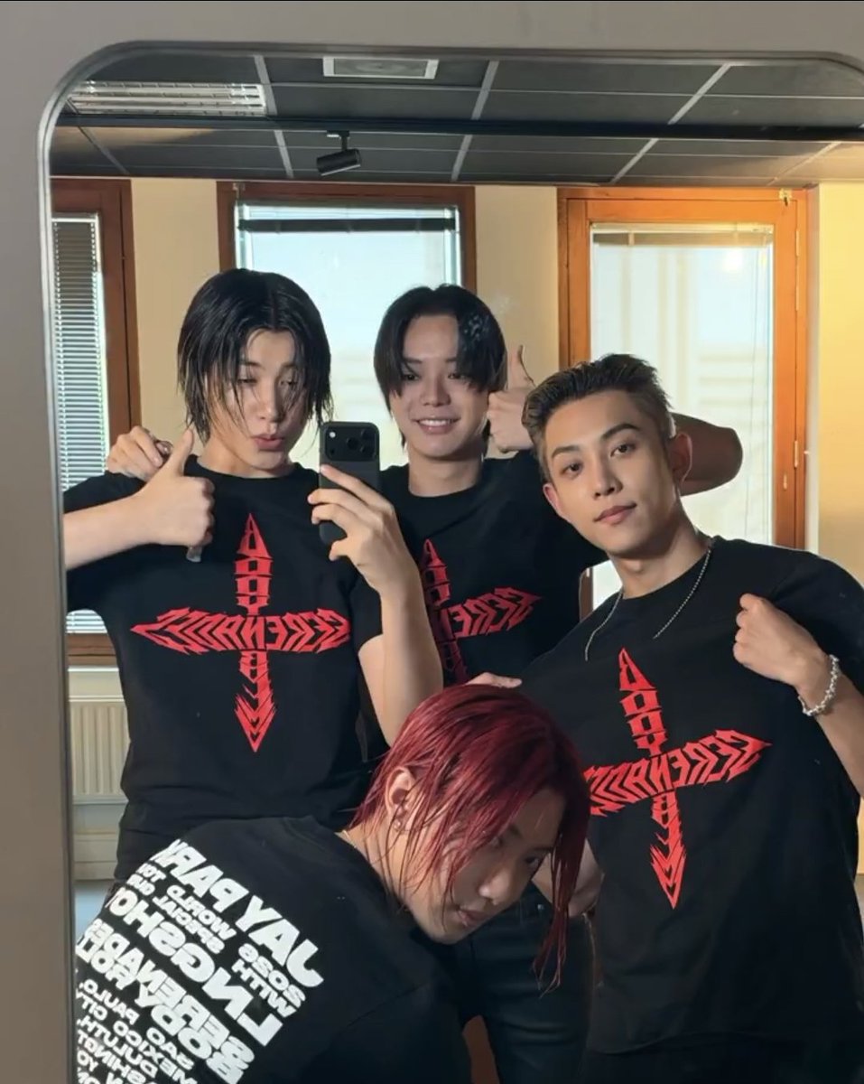 keyapapaya's tweet photo. aku mw yg baju hitam blh,,? https://t.co/W00LaXBbkK