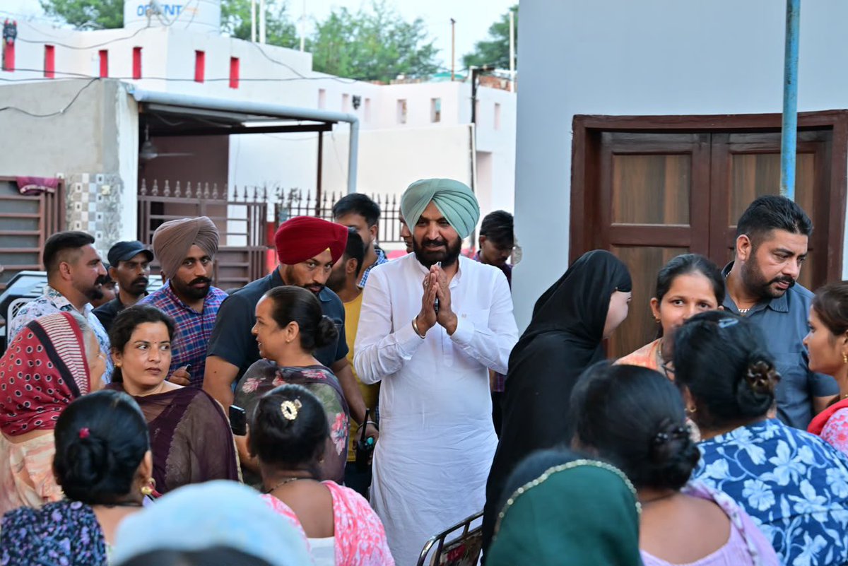 Rsgillofficial's tweet photo. ਸਿੰਘਪੁਰਾ ਰੋਡ, ਕੁਰਾਲੀ ਵਿਖੇ ਆਯੋਜਿਤ ਲੋਕ ਮਿਲਣੀ ਨੂੰ ਸੰਬੋਧਨ ਕੀਤਾ। ਇਸ ਮੌਕੇ ਸਥਾਨਕ ਵਾਸੀਆਂ ਨੂੰ ਦਰਪੇਸ਼ ਮੁਸ਼ਕਿਲਾਂ ਸੁਣੀਆਂ ਅਤੇ ਉਨ੍ਹਾਂ ਦੇ ਸਾਰਥਕ ਹੱਲ ਲਈ ਹਰ ਸੰਭਵ ਯਤਨ ਕਰਨ ਦਾ ਭਰੋਸਾ ਦਿੱਤਾ। ਗੱਲਬਾਤ ਰਾਹੀਂ ਲੋਕਾਂ ਦੀਆਂ ਸਮੱਸਿਆਵਾਂ ਨੂੰ ਜਾਨਣਾ ਅਤੇ ਉਨਾਂ ਦਾ ਹੱਲ ਕਰਨਾ ਮੇਰੀ ਪਹਿਲ ਰਹੀ ਹੈ।

#RanjitSinghGill #Kharar https://t.co/x3YoqPthj0