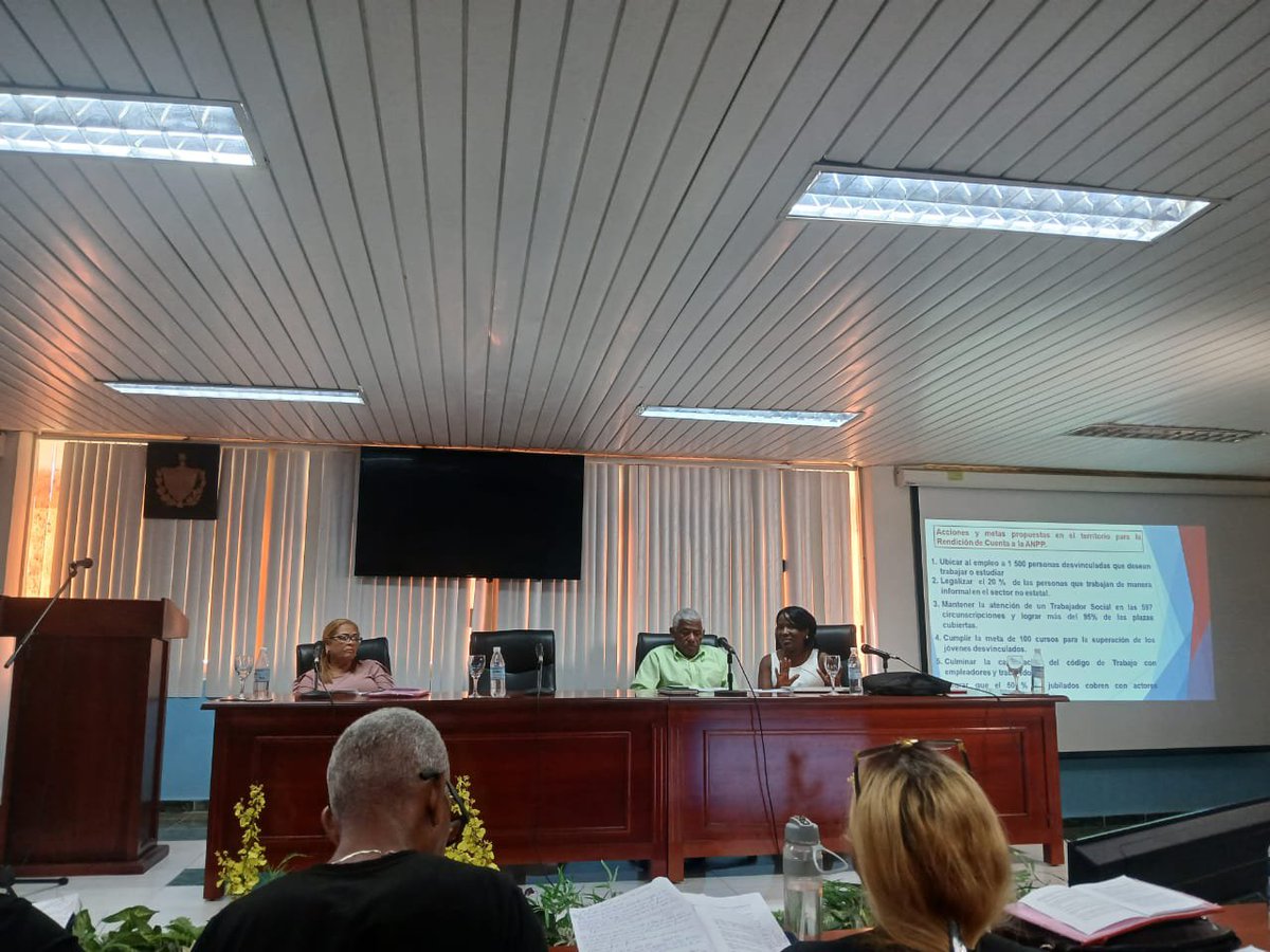 JesusOtamendiz's tweet photo. #Guantánamo: Sé capacitó a la Dirección de Trabajo y SS sobre las transformaciones económicas y sociales, y precisó las metas del territorio para la #RendiciónDeCuentaMTSS a la @AsambleaCuba . #MTSS #Guantánamo 
#RedJuvenilComunitaria
#PoderPopular
#MiBarrioPorLaPatria https://t.co/VfqG2XtW7M