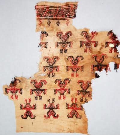 EDICIONESREGION's tweet photo. Textil decorado con figuras antropomorfas, de frente y en posición de danza. También en la parte superior, se realizaron figuras de aves. 
Cultura Chancay.
British Museum.
 
Descripción: Adrian Alejandro Mendoza https://t.co/pD3x6Pt8vP