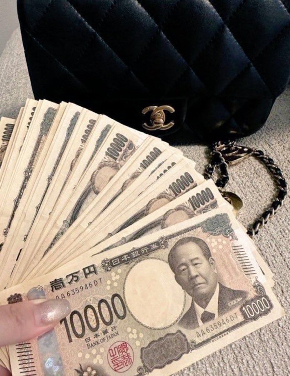 mikanomikamika's tweet photo. もし毎月、30万円が突然あなたの口座に入るようになったら…💴
生活は楽になると思いますか？

① はい、かなり楽になる
② いいえ、あまり変わらない https://t.co/UklhUuYZgn