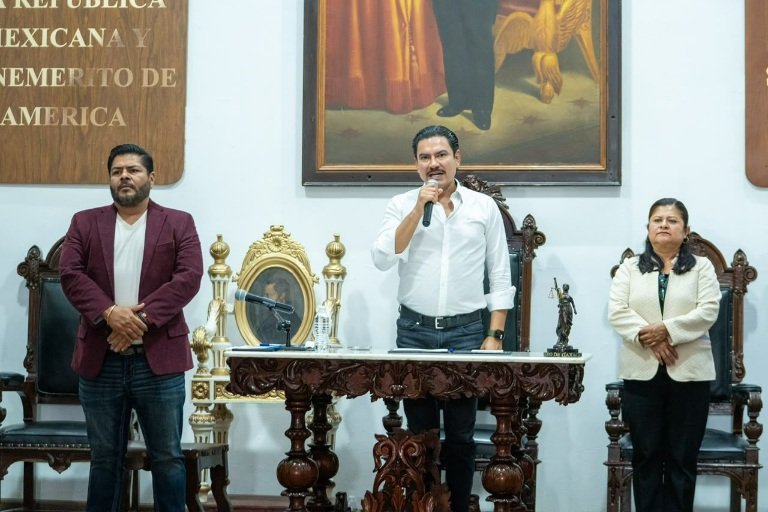 CuartaPlana's tweet photo. #Entérate | Diálogo y análisis técnico, base de la nueva Ley de Pensiones para la Policía Municipal. Así lo informa el edil del @MunicipioOaxaca, @raychagoya, quien señala que la policía mantiene sus labores con normalidad.

#Noticias #Oaxaca 

https://t.co/GPqPhy7OBz https://t.co/tuFjk5xRZy