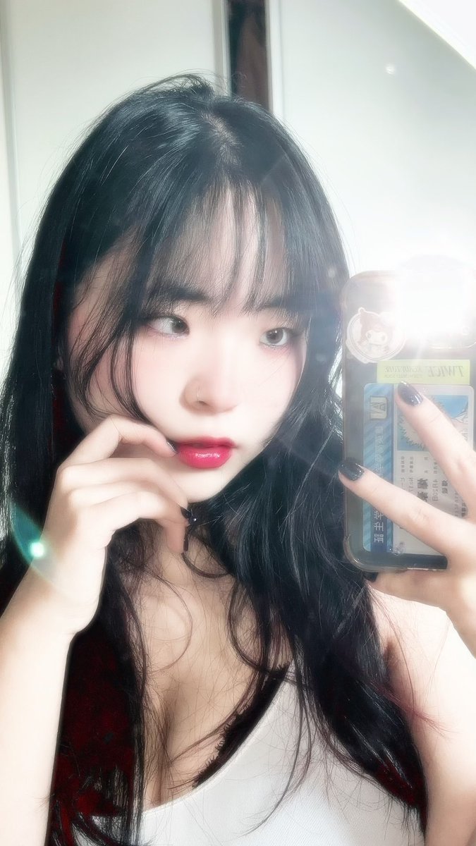 jiheyon__'s tweet photo. me vejam além de corpo pfvr, eu tb sou lindinha https://t.co/UpXLpUzPuF