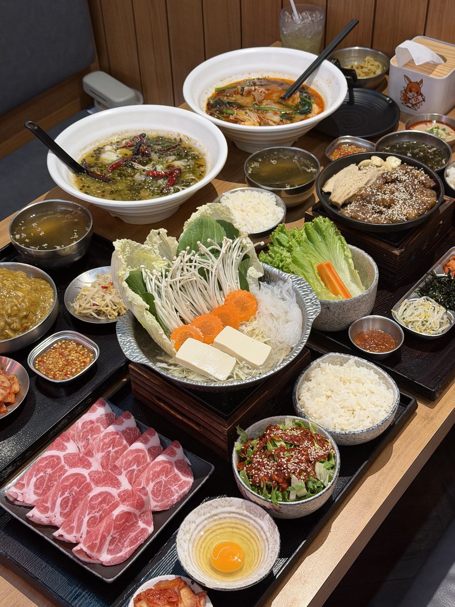 plengssp's tweet photo. Kaokaobom ทั้งใจ💘ใครมาสยามหาร้านอร่อยคุ้มฟีล Meal Set มีให้เลือกเยอะมากก 2 ใบแดงมีทอน นี่ลองมาหลายเช็ตชอบมากกก แนะนำให้ลอง

🦀บะหมี่มันปูบอม ปูจุกๆหอมมันนัว คู่น้ำจิ้มซีฟู้ด
🥩ซัมกยอบซัล ปิ้งย่างเสิร์ฟพร้อมข้าว เครื่องเคียงครบ
🍲เซ็ตชาบู มาพร้อมข้าว สลัดผัก ไข่ ผักดอง
🐟ต้มปลาผักกาดดอง เปรี้ยวแซ่บกลมกล่อมมาก เสิร์ฟพร้อมข้าวและรีฟิลชาเขียว
🥢หม่าล่าข้อสอบ เลือกซุปและความเผ็ดได้ ฟรีรีฟิลชาเขียวเหมือนกัน

ที่ชอบคือแต่ละชุดมีข้าว เครื่องเคียง น้ำซุป พร้อมรีฟิลน้ำ ในราคาไม่ถึง 200 อะ คุ้มมากก(รวม Vat + Service charge 200 นิดๆ) อิ่มจุกจริงๆ แนะนำเลย ร้านอยู่สยามวันชั้น 4