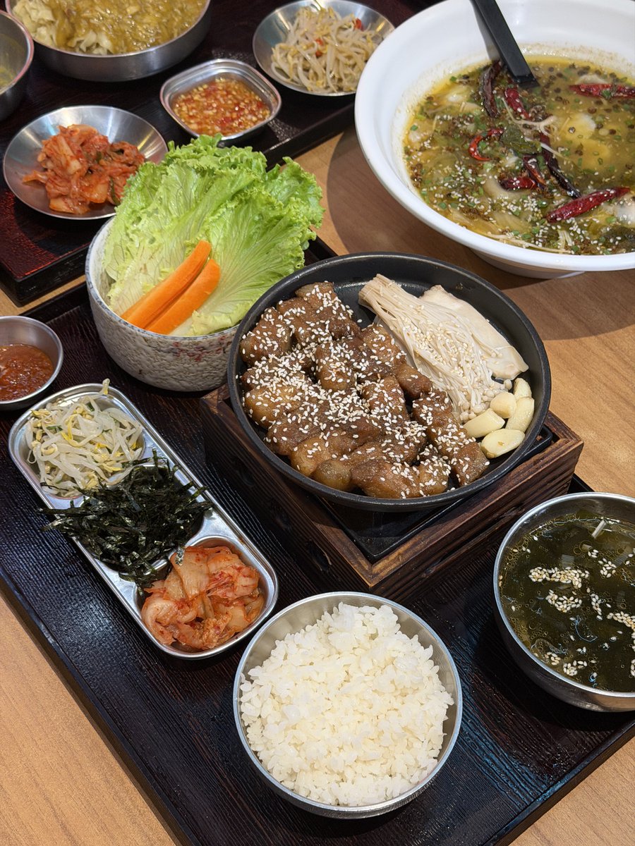 plengssp's tweet photo. Kaokaobom ทั้งใจ💘ใครมาสยามหาร้านอร่อยคุ้มฟีล Meal Set มีให้เลือกเยอะมากก 2 ใบแดงมีทอน นี่ลองมาหลายเช็ตชอบมากกก แนะนำให้ลอง

🦀บะหมี่มันปูบอม ปูจุกๆหอมมันนัว คู่น้ำจิ้มซีฟู้ด
🥩ซัมกยอบซัล ปิ้งย่างเสิร์ฟพร้อมข้าว เครื่องเคียงครบ
🍲เซ็ตชาบู มาพร้อมข้าว สลัดผัก ไข่ ผักดอง
🐟ต้มปลาผักกาดดอง เปรี้ยวแซ่บกลมกล่อมมาก เสิร์ฟพร้อมข้าวและรีฟิลชาเขียว
🥢หม่าล่าข้อสอบ เลือกซุปและความเผ็ดได้ ฟรีรีฟิลชาเขียวเหมือนกัน

ที่ชอบคือแต่ละชุดมีข้าว เครื่องเคียง น้ำซุป พร้อมรีฟิลน้ำ ในราคาไม่ถึง 200 อะ คุ้มมากก(รวม Vat + Service charge 200 นิดๆ) อิ่มจุกจริงๆ แนะนำเลย ร้านอยู่สยามวันชั้น 4