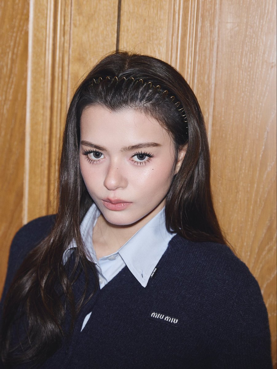 andreialandim's tweet photo. A Becky na MiuMiu usou o acessório tendência da marca (Hailey Bieber e Bella Hadid começaram a usar no lançamento da coleção Fall/Winter) e o tênis usado pela Becky ainda vai ser lançado. Princesa e nova IT Girl da MiuMiu 😍

#MiuMiuSS27xBecky #MiuMiuPFWxBecky
#Beckysangels https://t.co/dTbTvam0KA