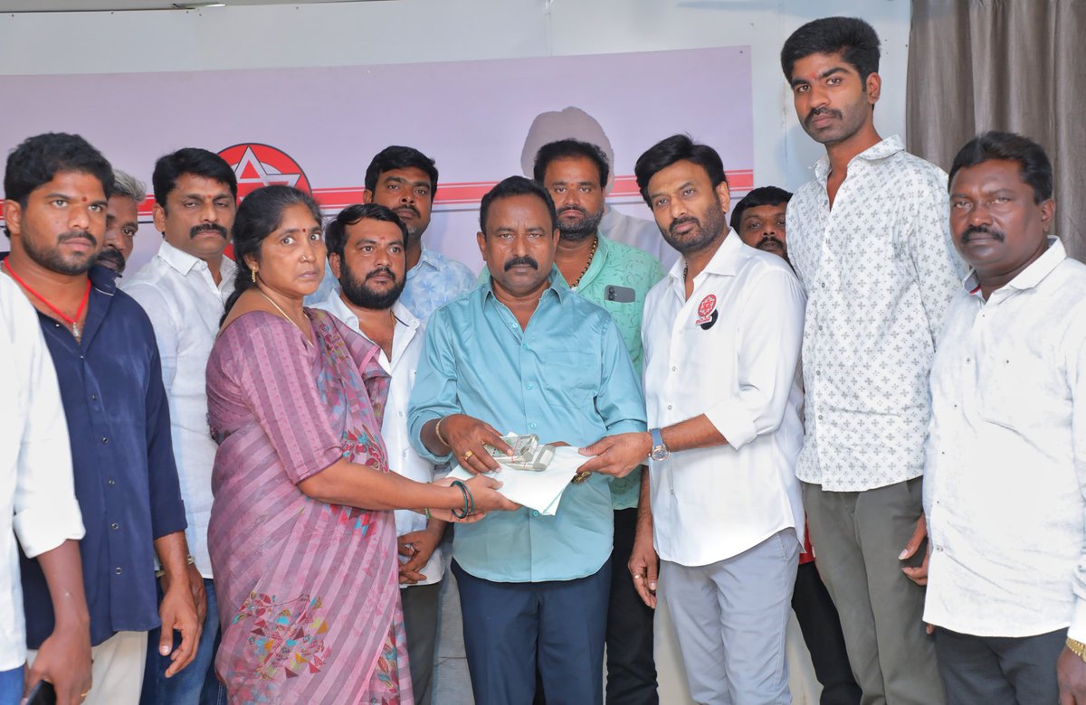 JanaSenaParty's tweet photo. జనసేన పార్టీ అధ్యక్షులు, గౌరవ ఆంధ్రప్రదేశ్ రాష్ట్ర ఉప ముఖ్యమంత్రి శ్రీ @PawanKalyan గారి జన్మదిన వేడుకల సమయంలో  ప్రమాదవశాత్తూ బైక్ ర్యాలీలో మరణించిన P. గన్నవరం నియోజకవర్గానికి చెందిన జనసైనికుడు అడపా మల్లేష్ గారి కుటుంబానికి జనసేన పార్టీ తరఫున ఈరోజు రూ.4.5 లక్షలు ఆర్థిక సహాయం జనసేన పార్టీ ప్రధాన కార్యదర్శి శ్రీ @itsRamTalluri గారి చేతుల మీదుగా కుటుంబ సభ్యులకు అందజేశారు. ఇందులో అమెరికాకు చెందిన ఎన్‌ఆర్‌ఐ శ్రీ అనిశెట్టి స్వామి రూ.2.5 లక్షలు, P. గన్నవరం ఎమ్మెల్యే శ్రీ గిడ్డి  సత్యనారాయణ @GiddiJSP_గారు ₹1 లక్ష రూపాయలు, అయినవిల్లి మండల అధ్యక్షులు శ్రీ రాజేష్ పోలిశెట్టి ₹50 వేలు, రామచంద్రాపురం నియోజకవర్గానికి చెందిన శ్రీ డేగల నాగేంద్ర రూ.50 వేలు అందించారు.

ఈ సందర్భంగా అడపా మల్లేష్ గారి కుటుంబ సభ్యులకు జనసేన పార్టీ నాయకులు తమ ప్రగాఢ సానుభూతిని తెలియజేస్తూ, పార్టీ ఎల్లప్పుడూ వారి కుటుంబానికి అండగా ఉంటుందని భరోసా ఇచ్చారు.