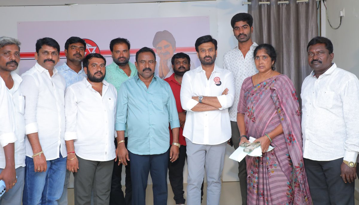 JanaSenaParty's tweet photo. జనసేన పార్టీ అధ్యక్షులు, గౌరవ ఆంధ్రప్రదేశ్ రాష్ట్ర ఉప ముఖ్యమంత్రి శ్రీ @PawanKalyan గారి జన్మదిన వేడుకల సమయంలో  ప్రమాదవశాత్తూ బైక్ ర్యాలీలో మరణించిన P. గన్నవరం నియోజకవర్గానికి చెందిన జనసైనికుడు అడపా మల్లేష్ గారి కుటుంబానికి జనసేన పార్టీ తరఫున ఈరోజు రూ.4.5 లక్షలు ఆర్థిక సహాయం జనసేన పార్టీ ప్రధాన కార్యదర్శి శ్రీ @itsRamTalluri గారి చేతుల మీదుగా కుటుంబ సభ్యులకు అందజేశారు. ఇందులో అమెరికాకు చెందిన ఎన్‌ఆర్‌ఐ శ్రీ అనిశెట్టి స్వామి రూ.2.5 లక్షలు, P. గన్నవరం ఎమ్మెల్యే శ్రీ గిడ్డి  సత్యనారాయణ @GiddiJSP_గారు ₹1 లక్ష రూపాయలు, అయినవిల్లి మండల అధ్యక్షులు శ్రీ రాజేష్ పోలిశెట్టి ₹50 వేలు, రామచంద్రాపురం నియోజకవర్గానికి చెందిన శ్రీ డేగల నాగేంద్ర రూ.50 వేలు అందించారు.

ఈ సందర్భంగా అడపా మల్లేష్ గారి కుటుంబ సభ్యులకు జనసేన పార్టీ నాయకులు తమ ప్రగాఢ సానుభూతిని తెలియజేస్తూ, పార్టీ ఎల్లప్పుడూ వారి కుటుంబానికి అండగా ఉంటుందని భరోసా ఇచ్చారు.