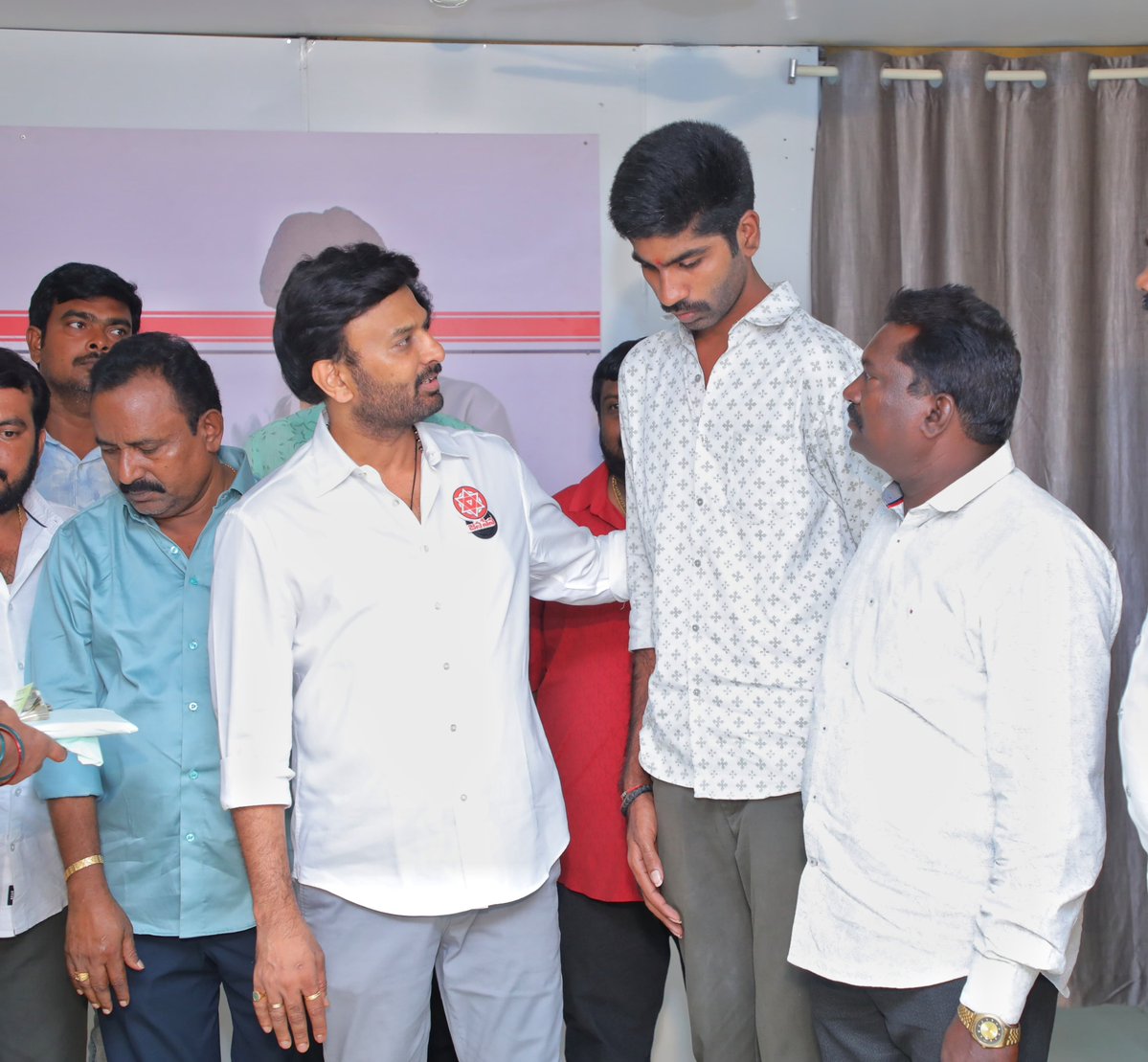 JanaSenaParty's tweet photo. జనసేన పార్టీ అధ్యక్షులు, గౌరవ ఆంధ్రప్రదేశ్ రాష్ట్ర ఉప ముఖ్యమంత్రి శ్రీ @PawanKalyan గారి జన్మదిన వేడుకల సమయంలో  ప్రమాదవశాత్తూ బైక్ ర్యాలీలో మరణించిన P. గన్నవరం నియోజకవర్గానికి చెందిన జనసైనికుడు అడపా మల్లేష్ గారి కుటుంబానికి జనసేన పార్టీ తరఫున ఈరోజు రూ.4.5 లక్షలు ఆర్థిక సహాయం జనసేన పార్టీ ప్రధాన కార్యదర్శి శ్రీ @itsRamTalluri గారి చేతుల మీదుగా కుటుంబ సభ్యులకు అందజేశారు. ఇందులో అమెరికాకు చెందిన ఎన్‌ఆర్‌ఐ శ్రీ అనిశెట్టి స్వామి రూ.2.5 లక్షలు, P. గన్నవరం ఎమ్మెల్యే శ్రీ గిడ్డి  సత్యనారాయణ @GiddiJSP_గారు ₹1 లక్ష రూపాయలు, అయినవిల్లి మండల అధ్యక్షులు శ్రీ రాజేష్ పోలిశెట్టి ₹50 వేలు, రామచంద్రాపురం నియోజకవర్గానికి చెందిన శ్రీ డేగల నాగేంద్ర రూ.50 వేలు అందించారు.

ఈ సందర్భంగా అడపా మల్లేష్ గారి కుటుంబ సభ్యులకు జనసేన పార్టీ నాయకులు తమ ప్రగాఢ సానుభూతిని తెలియజేస్తూ, పార్టీ ఎల్లప్పుడూ వారి కుటుంబానికి అండగా ఉంటుందని భరోసా ఇచ్చారు.