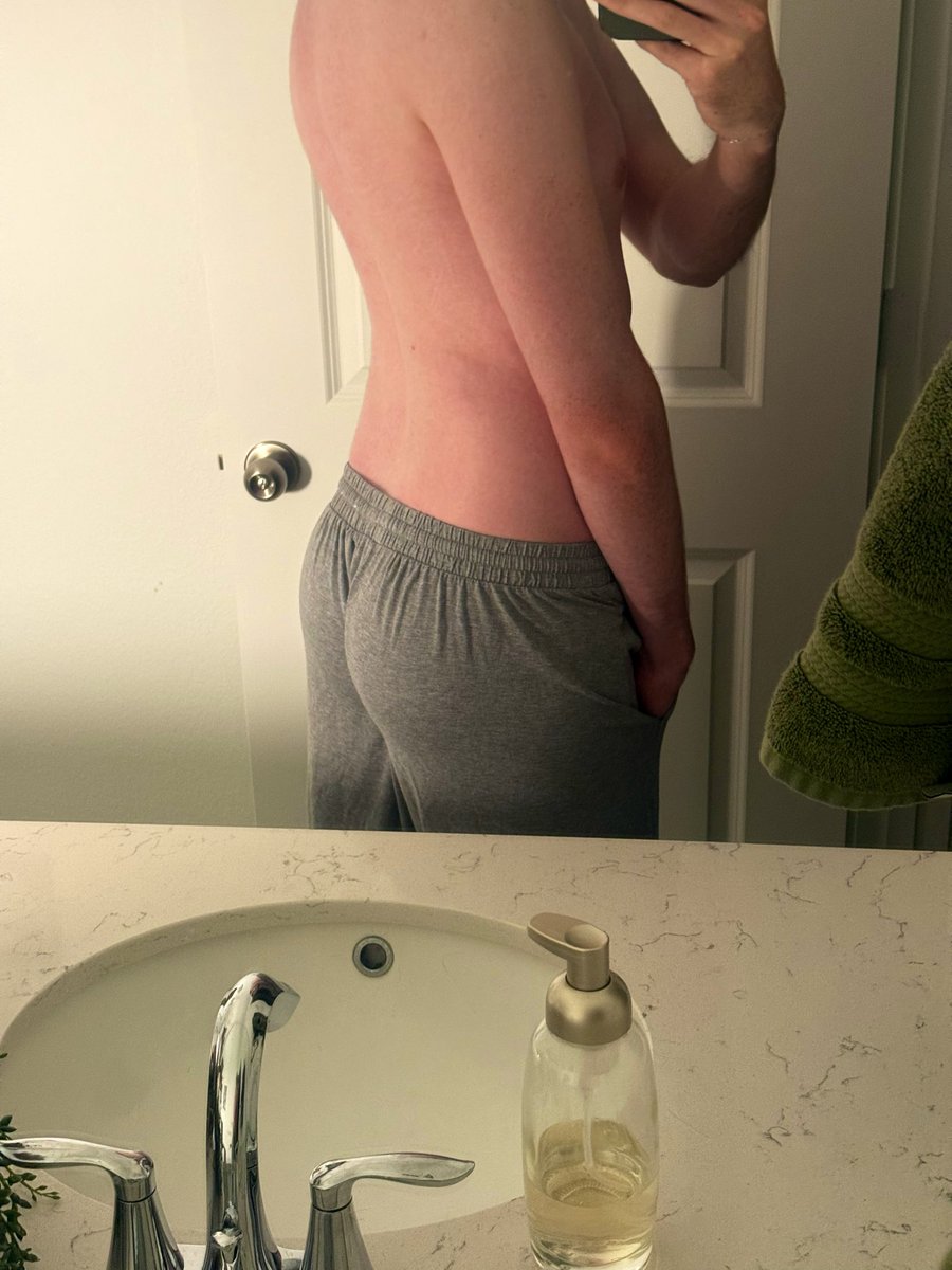 hornymormon29's tweet photo. My boyfriend likes it when I wear these pants 🍑 #humpday https://t.co/tqNYj8Hdsc