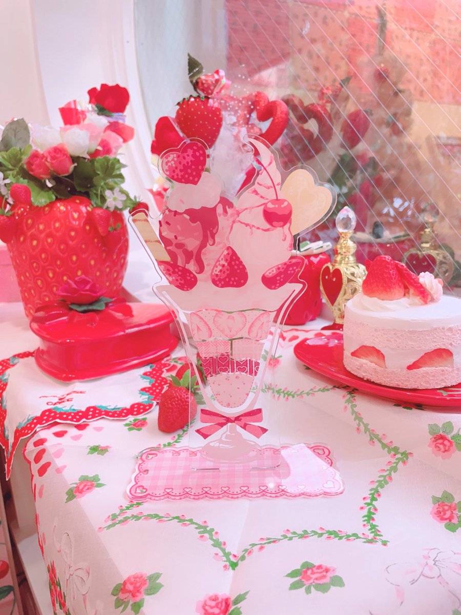hexe_nhaus's tweet photo. 超初期からある定番のいちごパフェ柄グッズ🍓🎀お写真集めたらこんなにたくさん🎶キャラものではないのに大人乙女たちにすごく愛されてる柄で、通向けグッズとしてでっかいアクスタがあります😉
バッグチャームはラス1です❣️

🎀販売予定
10/1-31 WEB SHOP
11/1-15 ニュースタア大阪
12/12-13 名古屋PU https://t.co/9DtqqKC0gF