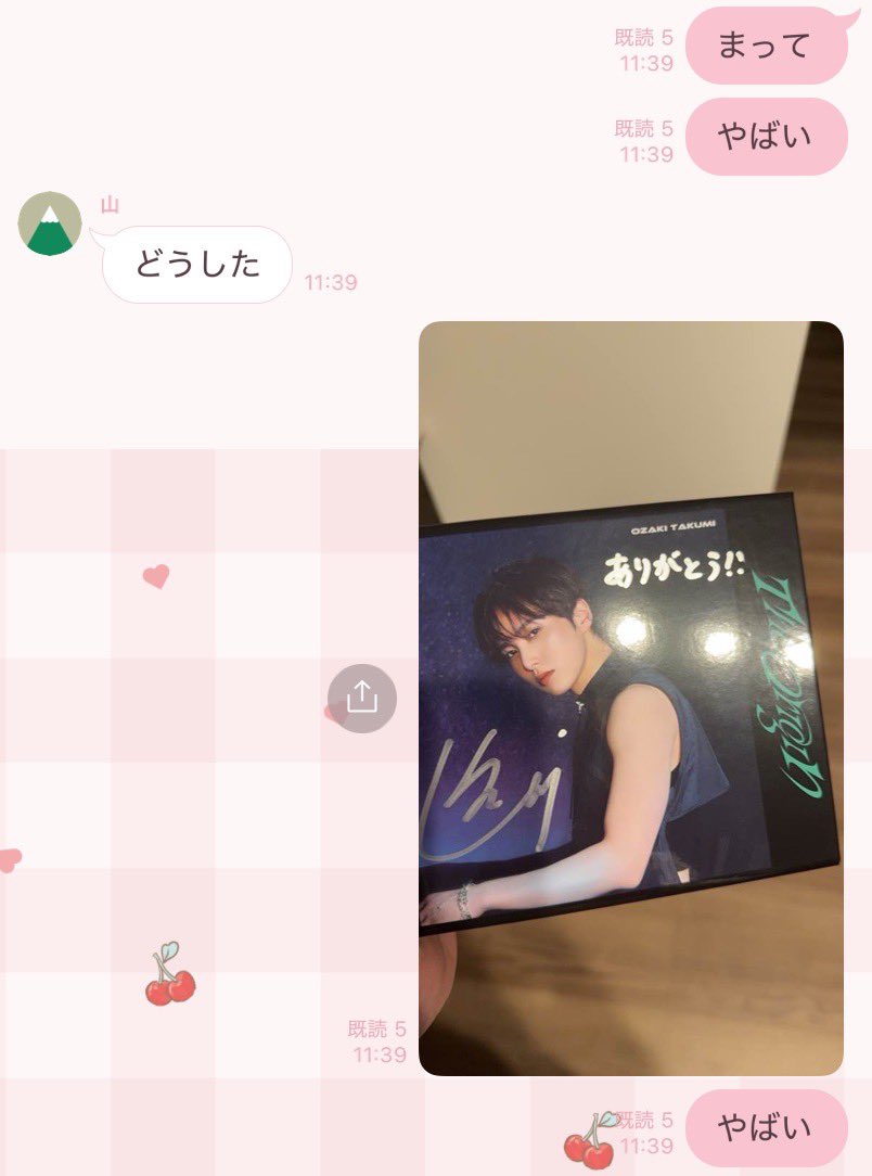 __kiradol__'s tweet photo. オタク人生で起こった "もう二度とないだろうなー♩" な奇跡　は、間違えて雄大のボックスを2つ買っちゃったのに、箱を開けたら雄大２つに囲まれたサイン入り尾崎くんが届いたこと👈 https://t.co/S1Y398ZLFo