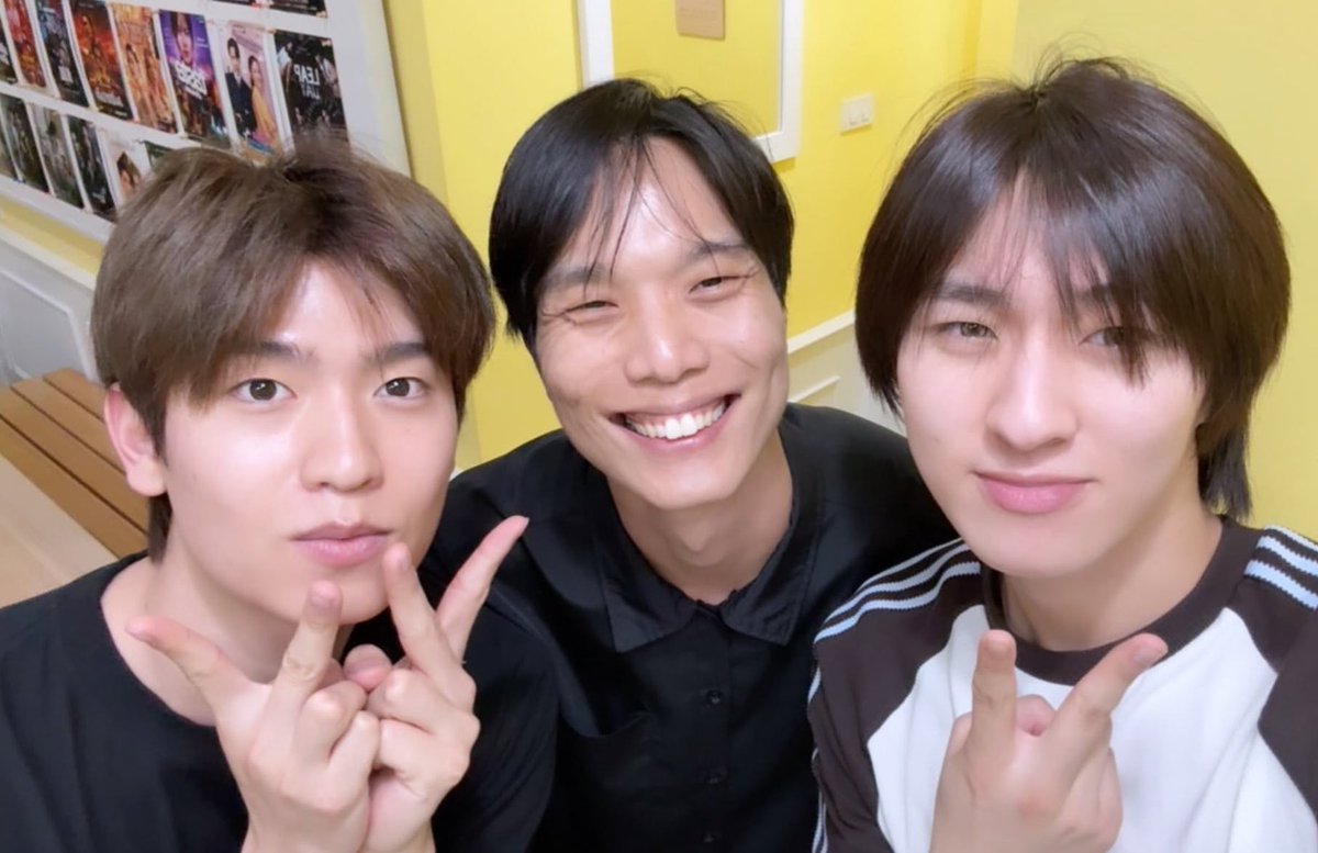 jezisss's tweet photo. เห็นโปสเตอร์คุณครูสอน acting ข้างหลังแล้วขนลุกมาก ้้ เทสเด็กเจนแซ่บ leap day และอิ่กหลาย ๆ เรื่อง 😭 การแสดงทมกกลับมาแน่แน่ เกียม 🤸🏼‍♀️🤸🏼‍♀️ https://t.co/BzqPwhuXY7