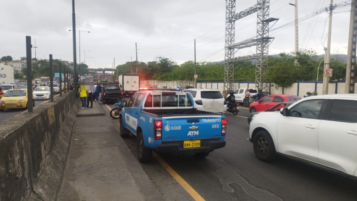 ATM_Transito's tweet photo. 📢Se mantiene el #AltoFlujoVehicular en la Vía Perimetral, cerca del GOE, sentido hacia el sur, debido a que continúa el procedimiento de @PoliciaEcuador.

Personal de la #ATM permanece en el sitio brindando apoyo y gestionando la circulación vehicular.

#CiudadDeTodos https://t.co/W4II8uCI08