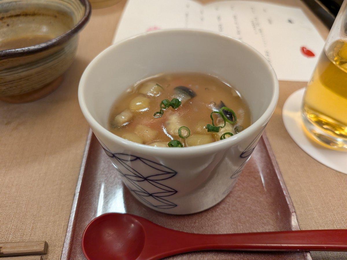 TakagiTeru's tweet photo. 今日は新入社員歓迎会でした🍻
弊社定番の『水たき 玄海』
後半に食べた唐揚げが特に美味しかったー！
新入社員君も色んな人と話せて楽しそうでよかった！🥸 https://t.co/tFQwQ5Qlf1