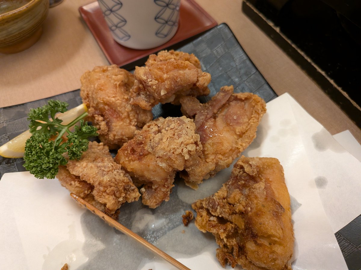 TakagiTeru's tweet photo. 今日は新入社員歓迎会でした🍻
弊社定番の『水たき 玄海』
後半に食べた唐揚げが特に美味しかったー！
新入社員君も色んな人と話せて楽しそうでよかった！🥸 https://t.co/tFQwQ5Qlf1