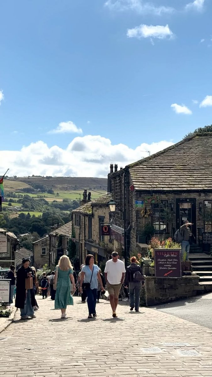 earthviewss1's tweet photo. Haworth, West Yorkshire, England 🏴󠁧󠁢󠁥󠁮󠁧󠁿 https://t.co/6UGurUncTe