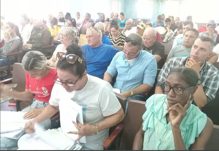 pablitoCPO's tweet photo. ➡️ Chequean en Majagua  implementación de las TES

Durante el encuentro se analizaron, entre otros parámetros, el cumplimiento de los planes de siembra y el proceso de licitación de establecimientos del sector comercial.
#CiegodeAvila
#LatirAvileño https://t.co/u5mXVlKqOr