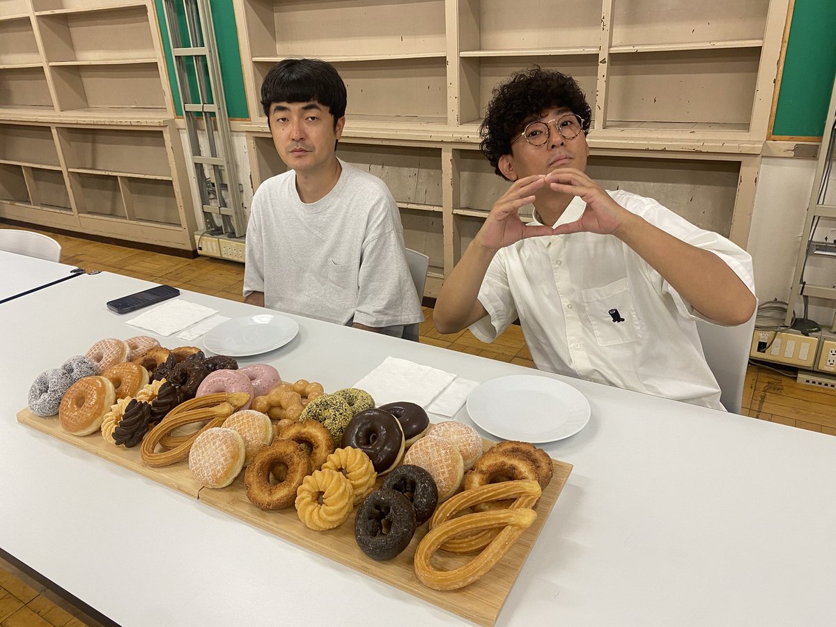takuroustaff's tweet photo. 🍩YouTube更新🍩

今回はなんと！
ミスタードーナツさん全面協力となっております💁‍♀️
夢みたいな幸せ空間！
テーブルいっぱいのドーナツ！！
今日、買って帰ります✌️

https://t.co/WUN0mpw6n6 https://t.co/y4EpknTJaO